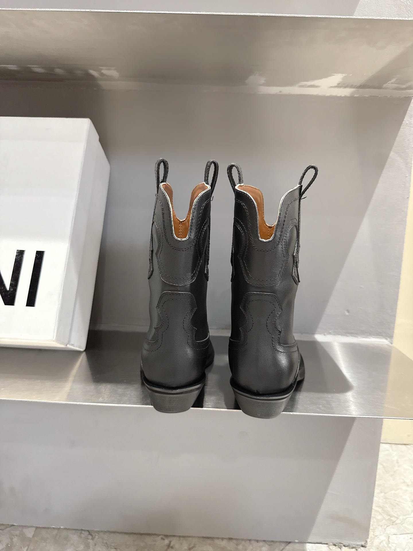 Trendy Boots: Western Cowboy vs. Ganni American Style - 图片 8