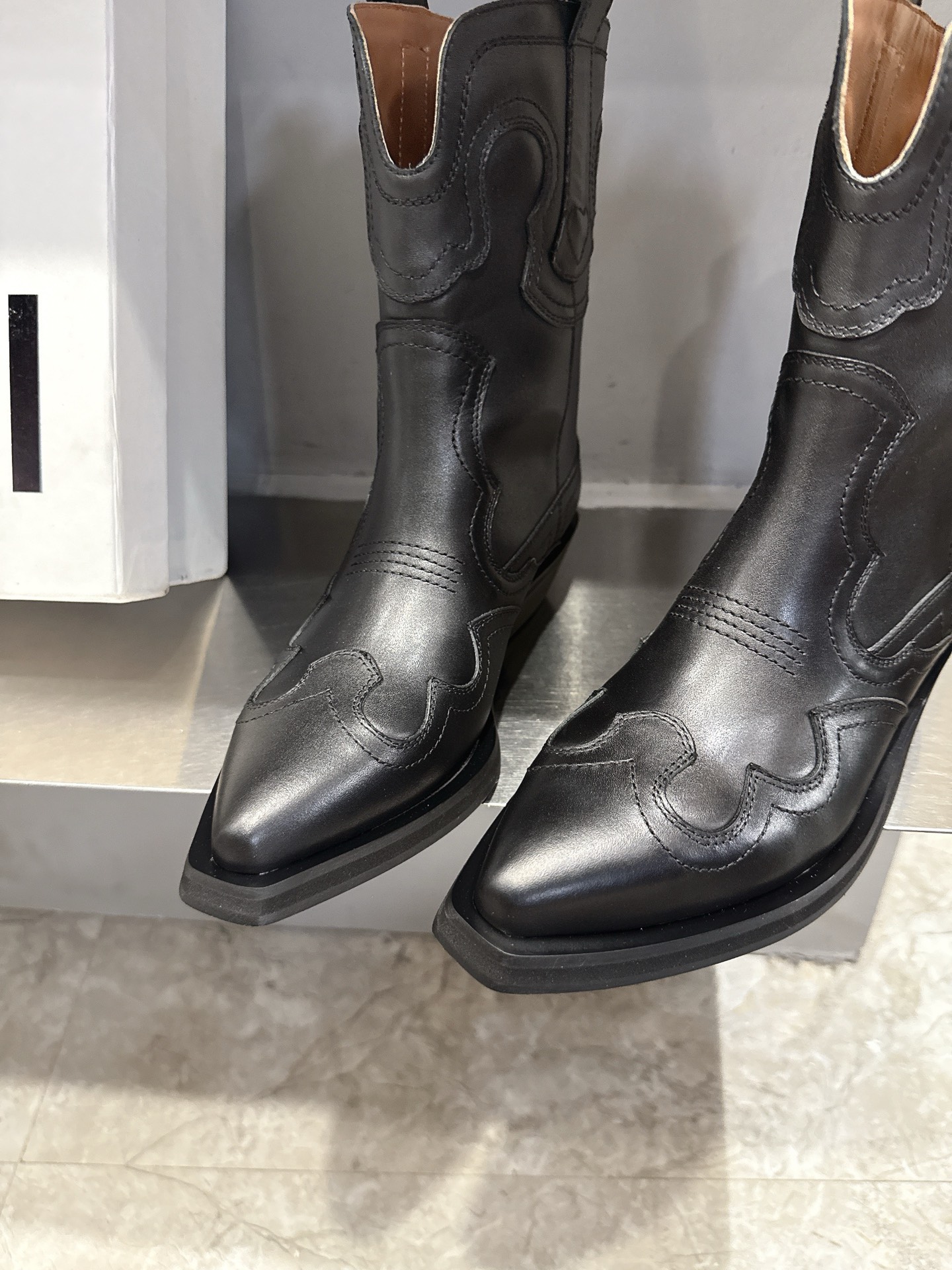 Trendy Boots: Western Cowboy vs. Ganni American Style - 图片 7