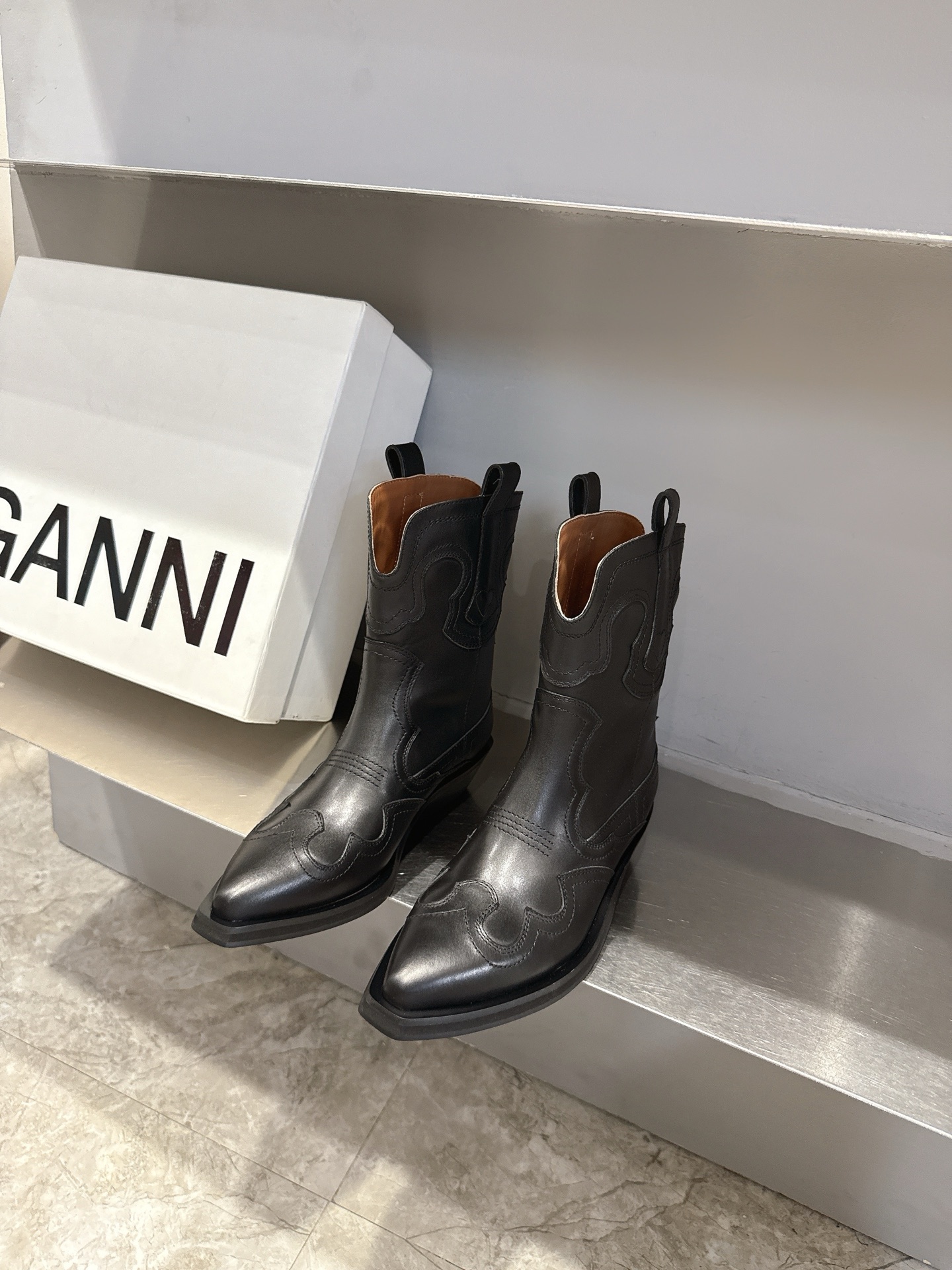 Trendy Boots: Western Cowboy vs. Ganni American Style - 图片 6