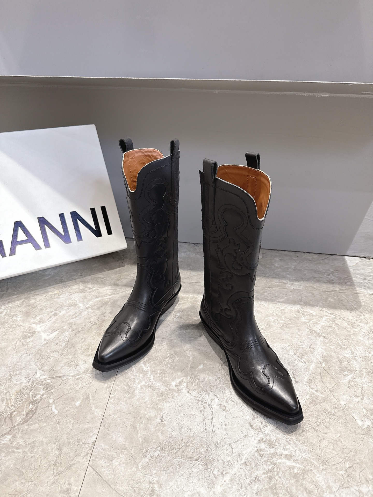 Top Western Style Boots: Ganni vs. Cowboy Boots Comparison and Review - 图片 2