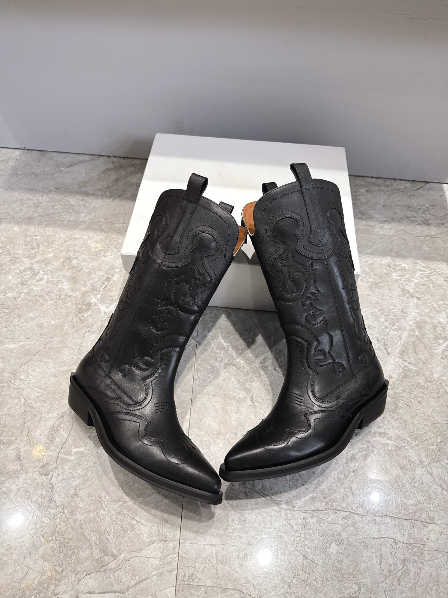 Top Western Style Boots: Ganni vs. Cowboy Boots Comparison and Review - 图片 5