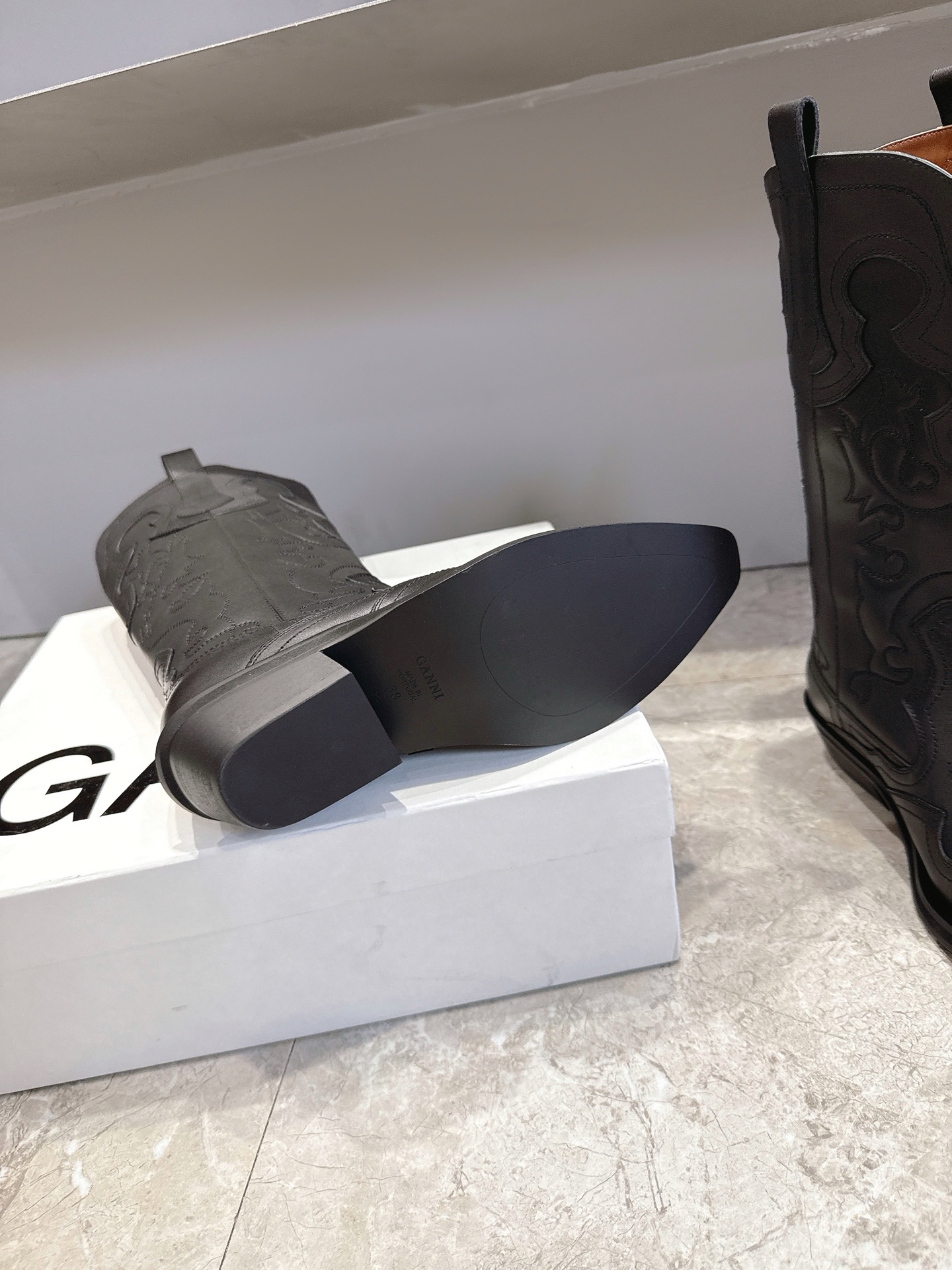 Top Western Style Boots: Ganni vs. Cowboy Boots Comparison and Review - 图片 8