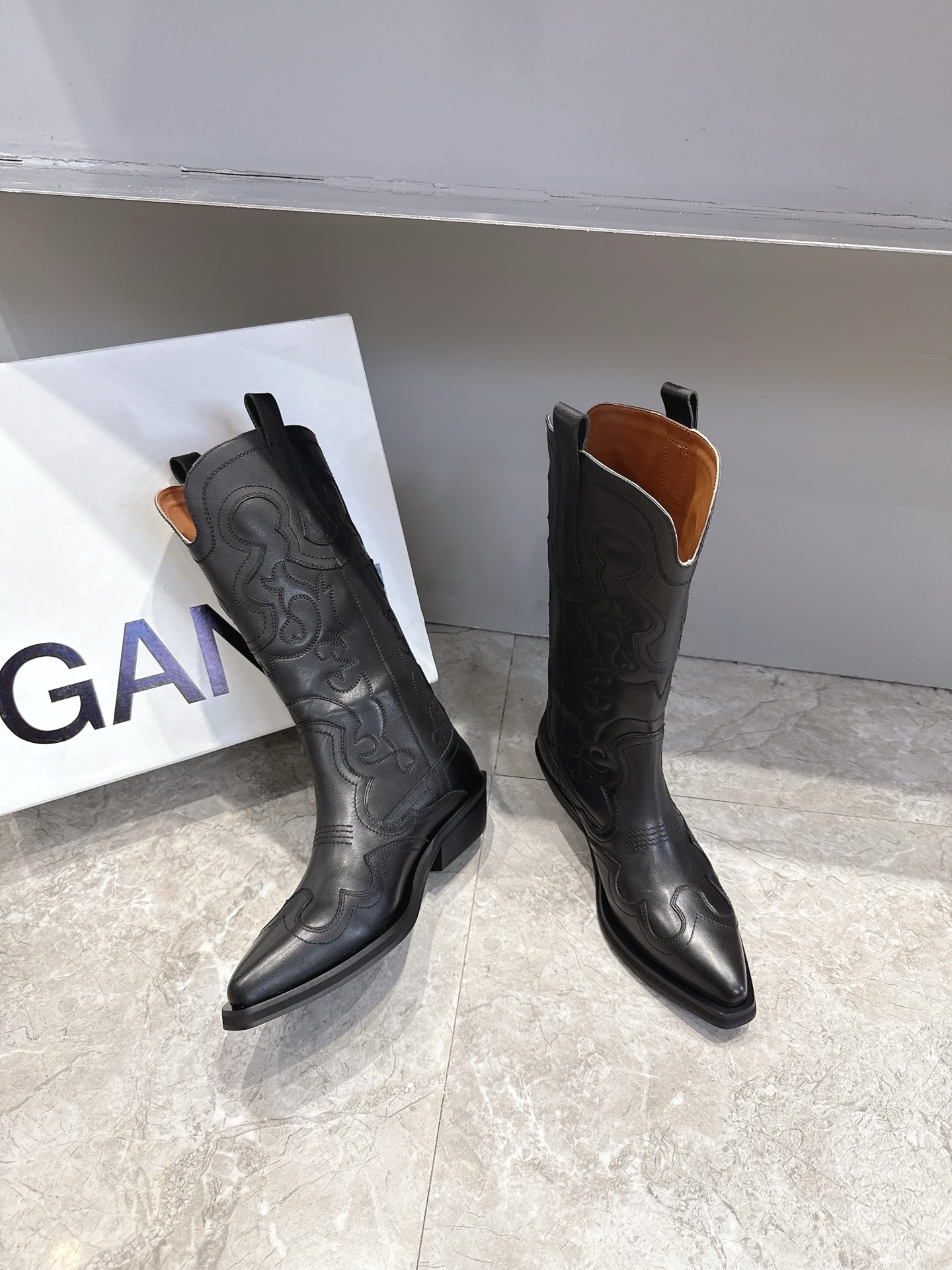 Top Western Style Boots: Ganni vs. Cowboy Boots Comparison and Review - 图片 3