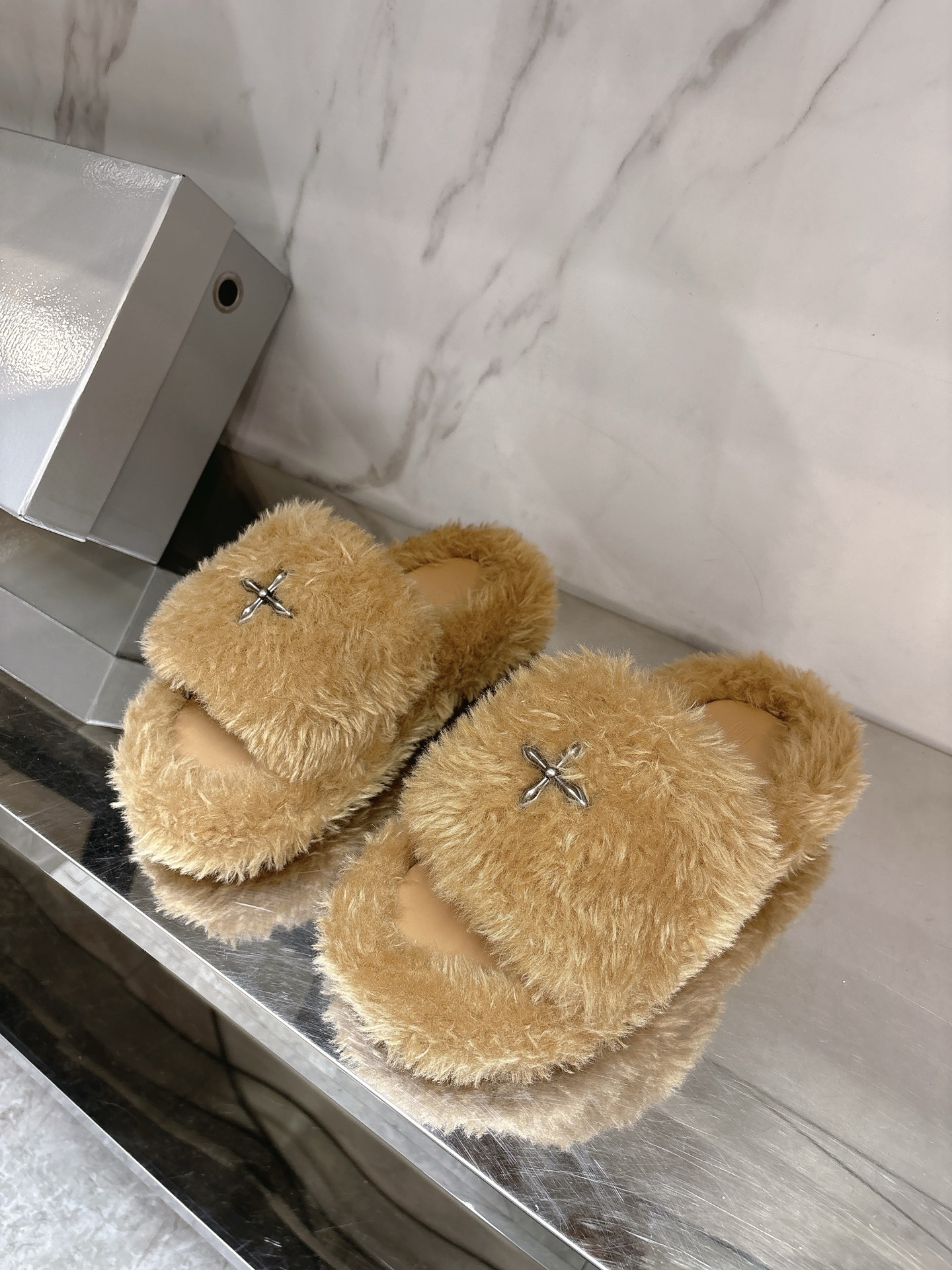 NO:448426,SMFK 2025 autumn and winter new thick-soled fur slippers, new SM cross flower series, height increase by 5cm, walking long legs paired lamb fur fabric, sheepskin inner lining, private molded rubber non-slip sole, size 35-39# (40# can be customized without return or exchange), fur shoes, slippers, sheepskin19860909SMFK 2025秋冬新款厚底毛毛拖鞋,全新SM十字花系列,增高5cm,行走的大长腿对版羊羔毛面料,羊皮内里,私模橡胶防滑大底,码数35-39#（40#可订做不退换）,毛毛鞋,slippers,sheepskin,Women's Shoes