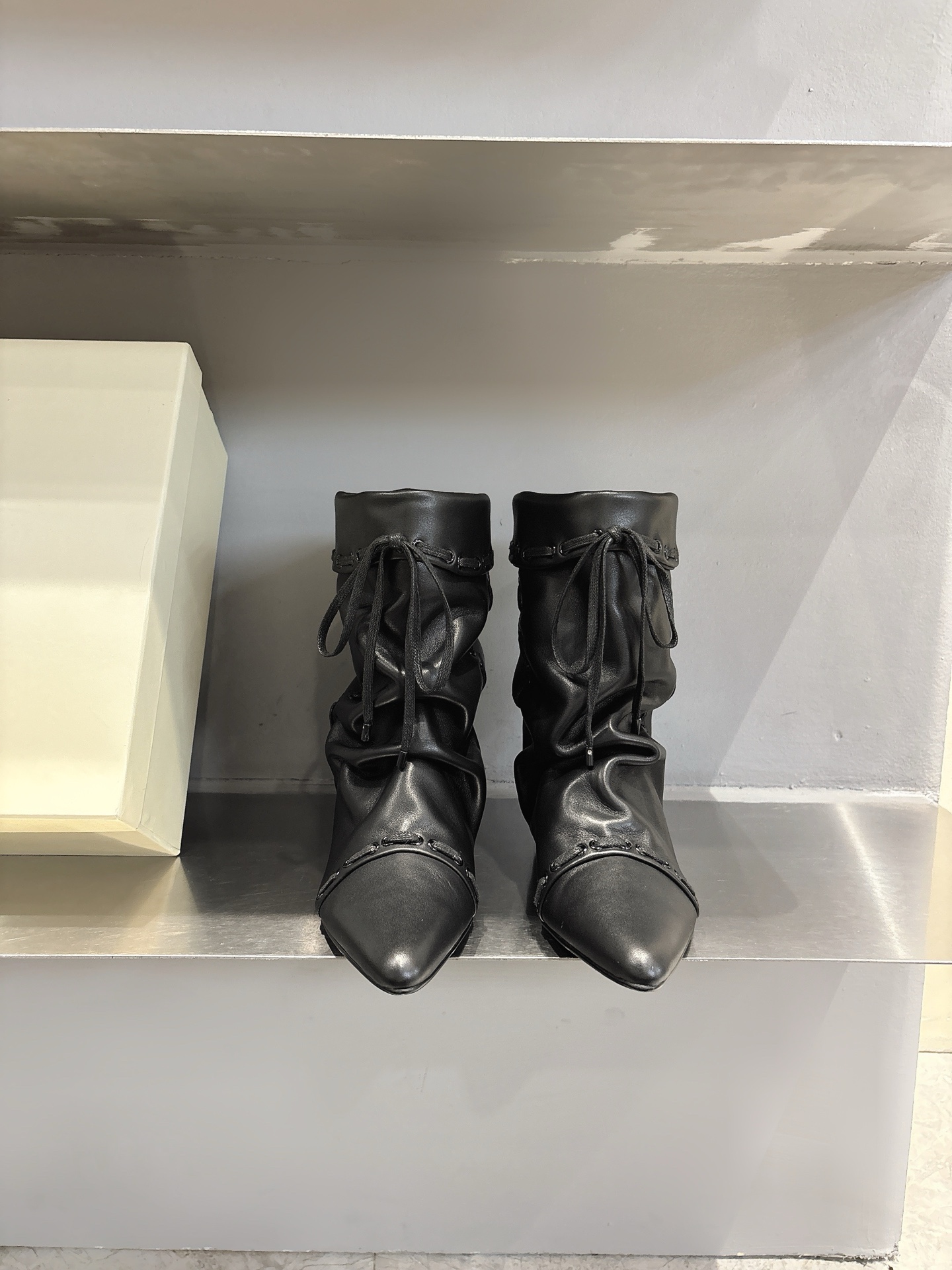 NO:481444,Unfolio 25 autumn and winter new retro western denim boots, feel the collision between autumn and western retro style, can easily hold it for commuting and daily wear. High mercerized suede fabric, sheepskin lining, Italy imported injection molded sole height increased by 3cm Size: 35-40 (40 custom made without return) Short boots, boots, boots, boots, sheepskin, chamois leather19860909unfolio 25秋冬新款复古西部牛仔靴,感受秋日与西部复古风的碰撞 通勤和日常穿搭都能轻松hold住 对版高丝光麂皮面料,羊皮内里,意大利 进口注塑大底 内增高3cm 码数:35-40（40订做不退换） 短靴,靴子,boots,sheepskin,chamois leather,Women's Shoes