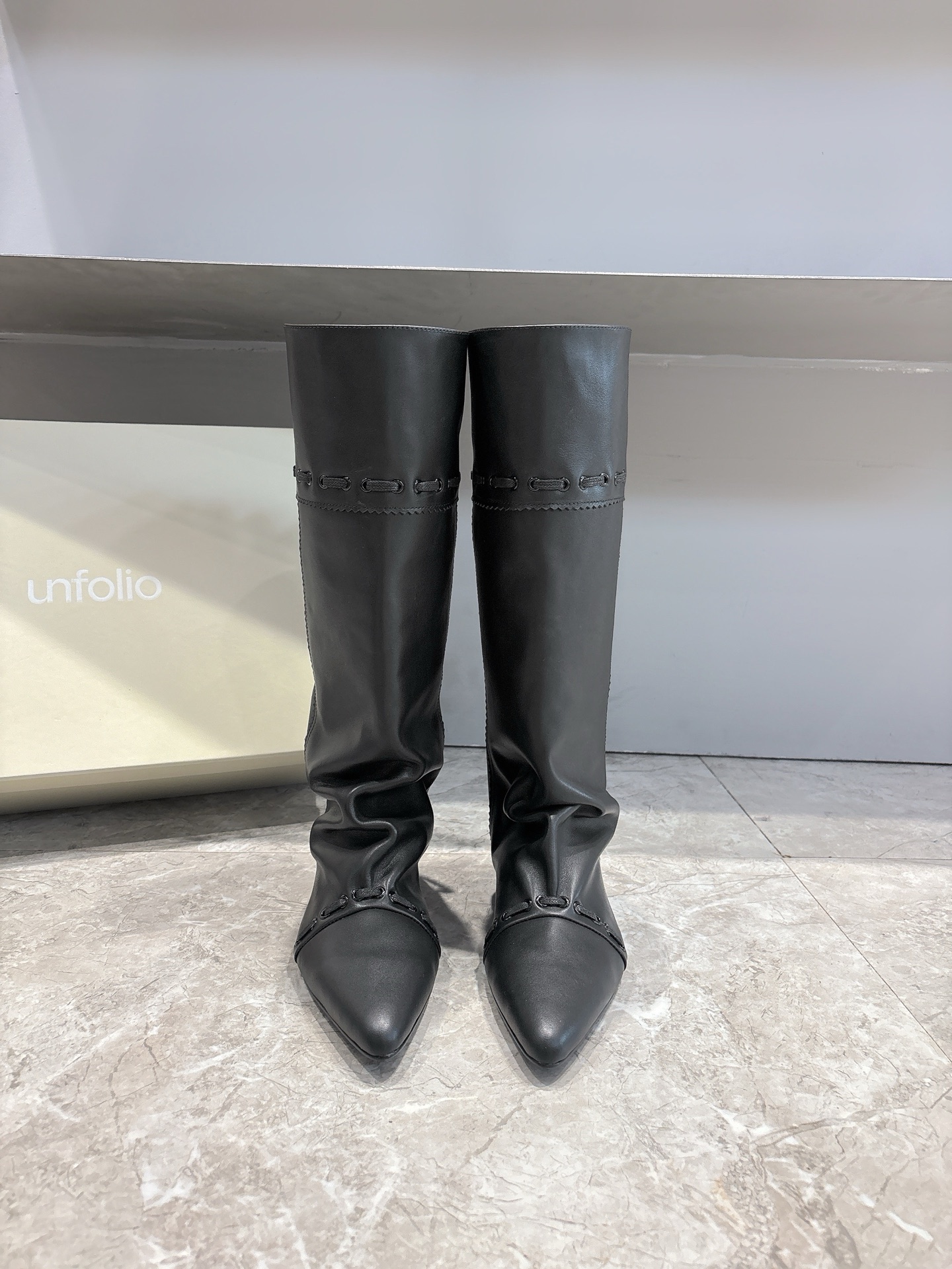 NO:481414,Unfolio 25 autumn and winter new retro western denim boots, feel the collision between autumn and western retro style, can easily hold it for commuting and daily wear. High mercerized suede fabric, sheepskin lining, Italy imported injection molded sole height increased by 3cm Size: 35-40 (40 custom made without return) Boots, boots, boots, sheepskin, chamois leather19860909unfolio 25秋冬新款复古西部牛仔靴,感受秋日与西部复古风的碰撞 通勤和日常穿搭都能轻松hold住 对版高丝光麂皮面料,羊皮内里,意大利 进口注塑大底 内增高3cm 码数:35-40（40订做不退换） 长靴,靴子,boots,sheepskin,chamois leather,Women's Shoes