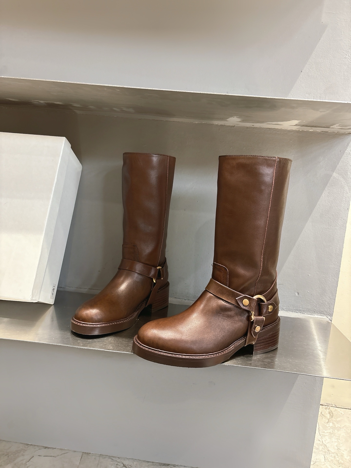 “Chloe Cloeloy2025: Italian Leather Boots with Copper Hardware, Stylish Design, and Quality Craftsmanship” - 图片 1