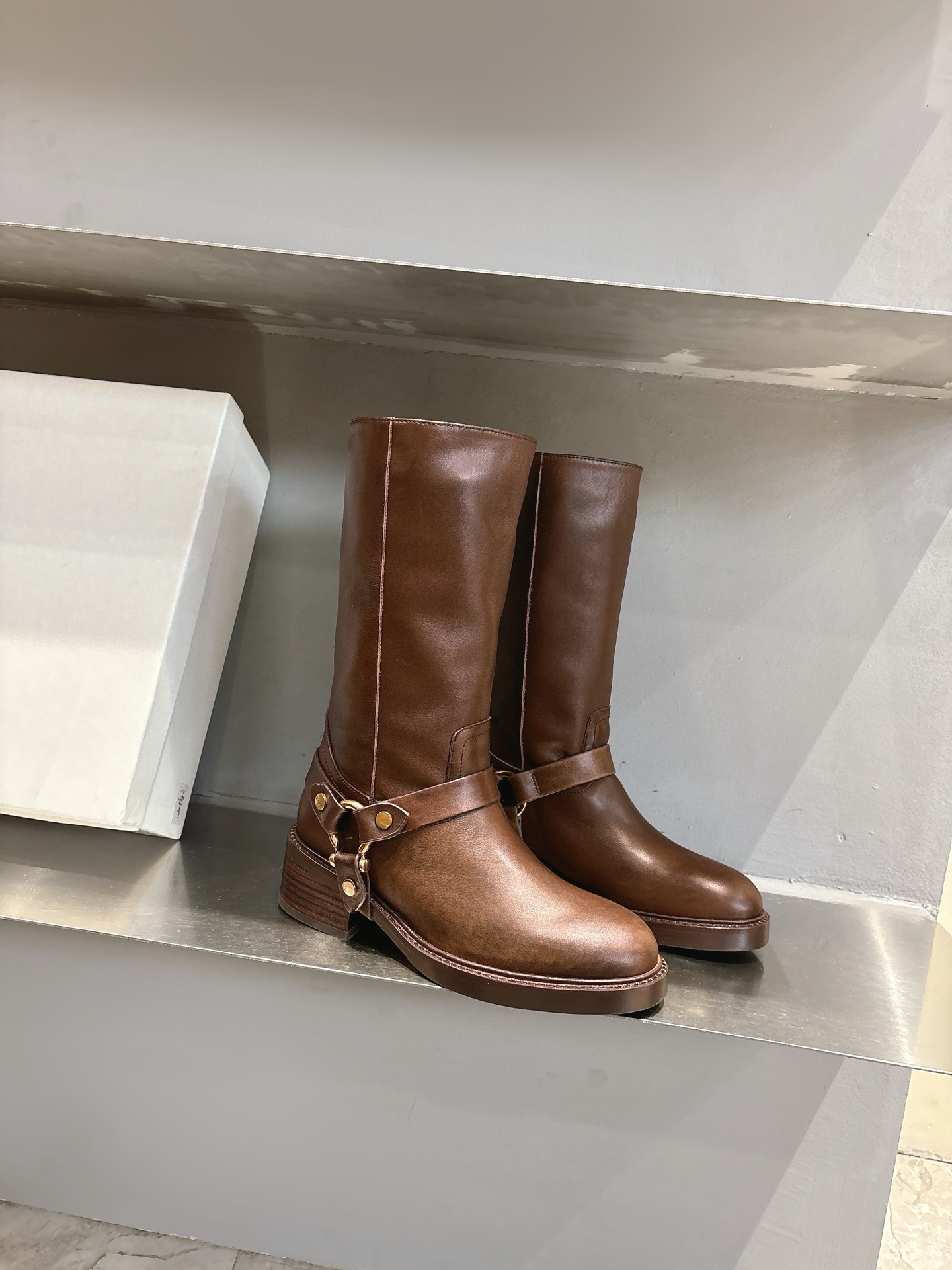 “Chloe Cloeloy2025: Italian Leather Boots with Copper Hardware, Stylish Design, and Quality Craftsmanship” - 图片 2