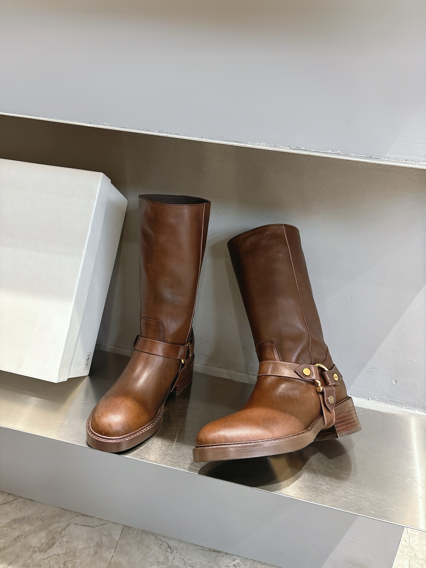 “Chloe Cloeloy2025: Italian Leather Boots with Copper Hardware, Stylish Design, and Quality Craftsmanship” - 图片 4