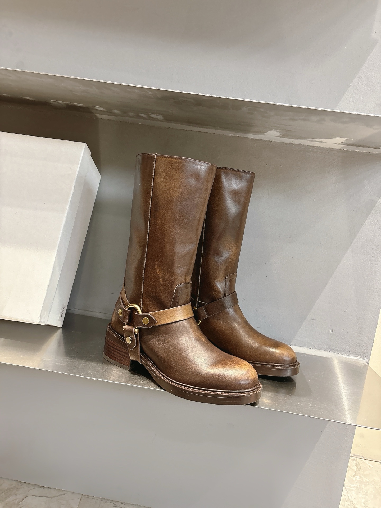 “Chloe Cloeloy2025: Italian Leather Fairy Boots with Copper Buttons and Custom Design” - 图片 2