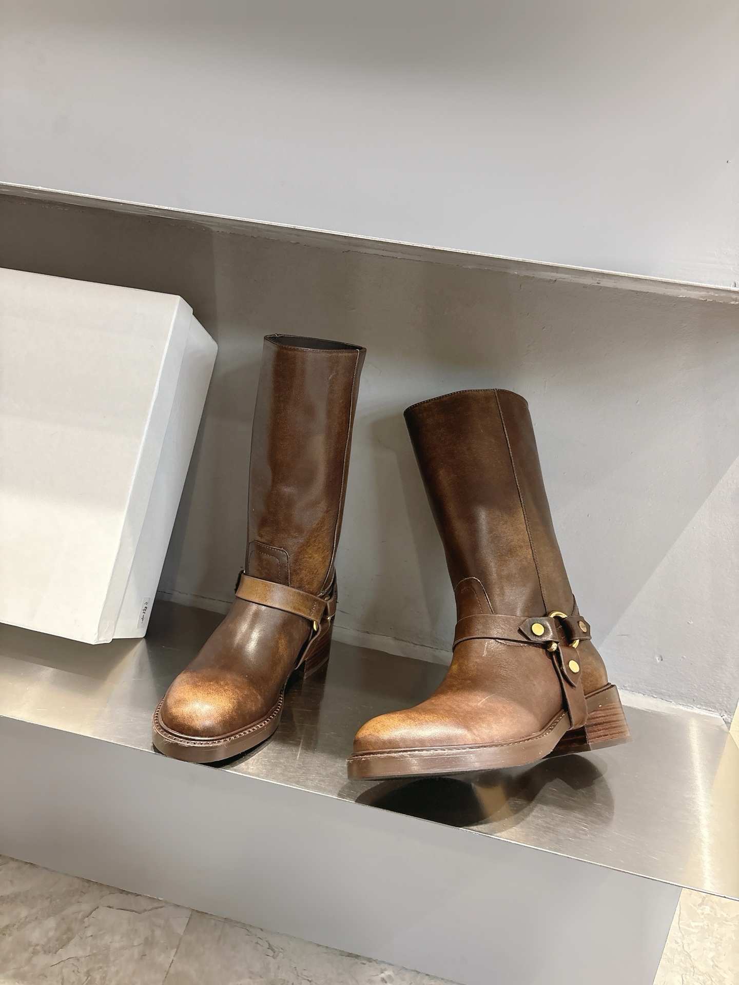 “Chloe Cloeloy2025: Italian Leather Fairy Boots with Copper Buttons and Custom Design” - 图片 4