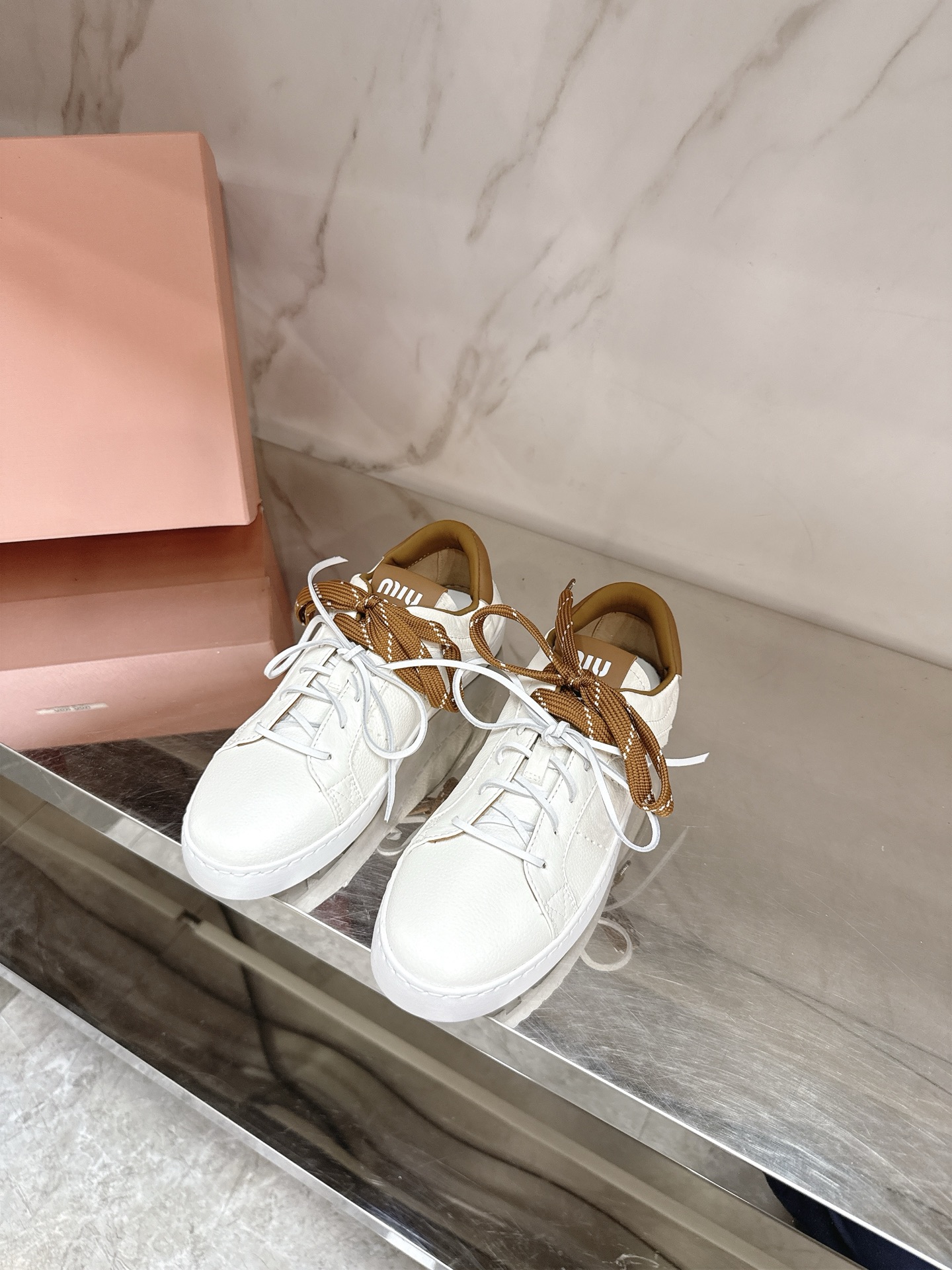 NO:462431,Miu Mi* new retro white shoes can match in minimalist retro literary style. The white shoes that are so great to wear, and it is also very lightweight to wear. It is easier to walk and more pleasant to enjoy the original version 1:1 custom cowhide/technical fabric, sheepskin inner lining, size 35-39# (40# custom made without return), casual shoes/sports shoes, miumiu, sneakers, cowhide, sheepskin, socks19860909miu mi*新款复古小白鞋鞋极简复古文艺的风格都能搭,巨好穿的小白鞋,搭各式的袜子也很赞轻巧,行走更轻松愉悦原版1:1订制牛皮/科技布面料, 羊皮内里,尺码35-39#（40#订做不退换）,休闲鞋/运动鞋,miumiu,sneakers,cowhide,sheepskin,socks,Women's Shoes