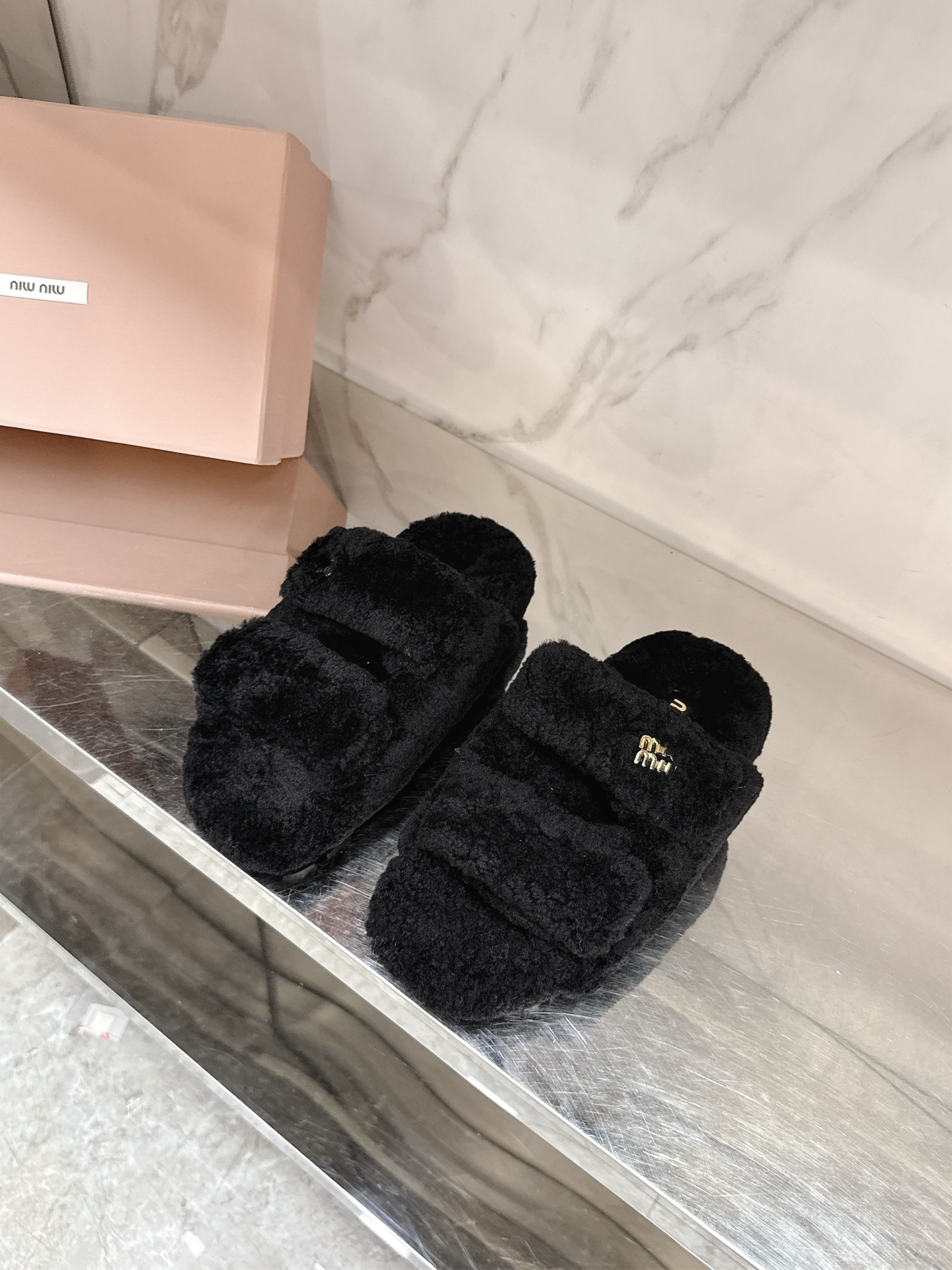 NO:462425,Miu mi*25 new autumn and winter retro fur shoes, new favorites in autumn and winter, versatile and fashionable items, light luxury temperament fur shoes add some warmth to winter, the most essential trendy items, paired fur integrated wool fabric, private molded rubber wear-resistant sole 35-39# (40.41# customized, non-return and exchange), fur shoes slippers, miumiu, slippers19860909Miu mi*25秋冬新品复古毛毛鞋,秋冬新宠,百搭时髦单品,轻奢气质的毛毛鞋为冬天增加了一些温暖,最必不可少的潮流单品,对版皮毛一体羊毛面料,私模橡胶耐磨大底 35-39#（40.41#订做不退换）,毛毛鞋拖鞋,miumiu,slippers,Women's Shoes