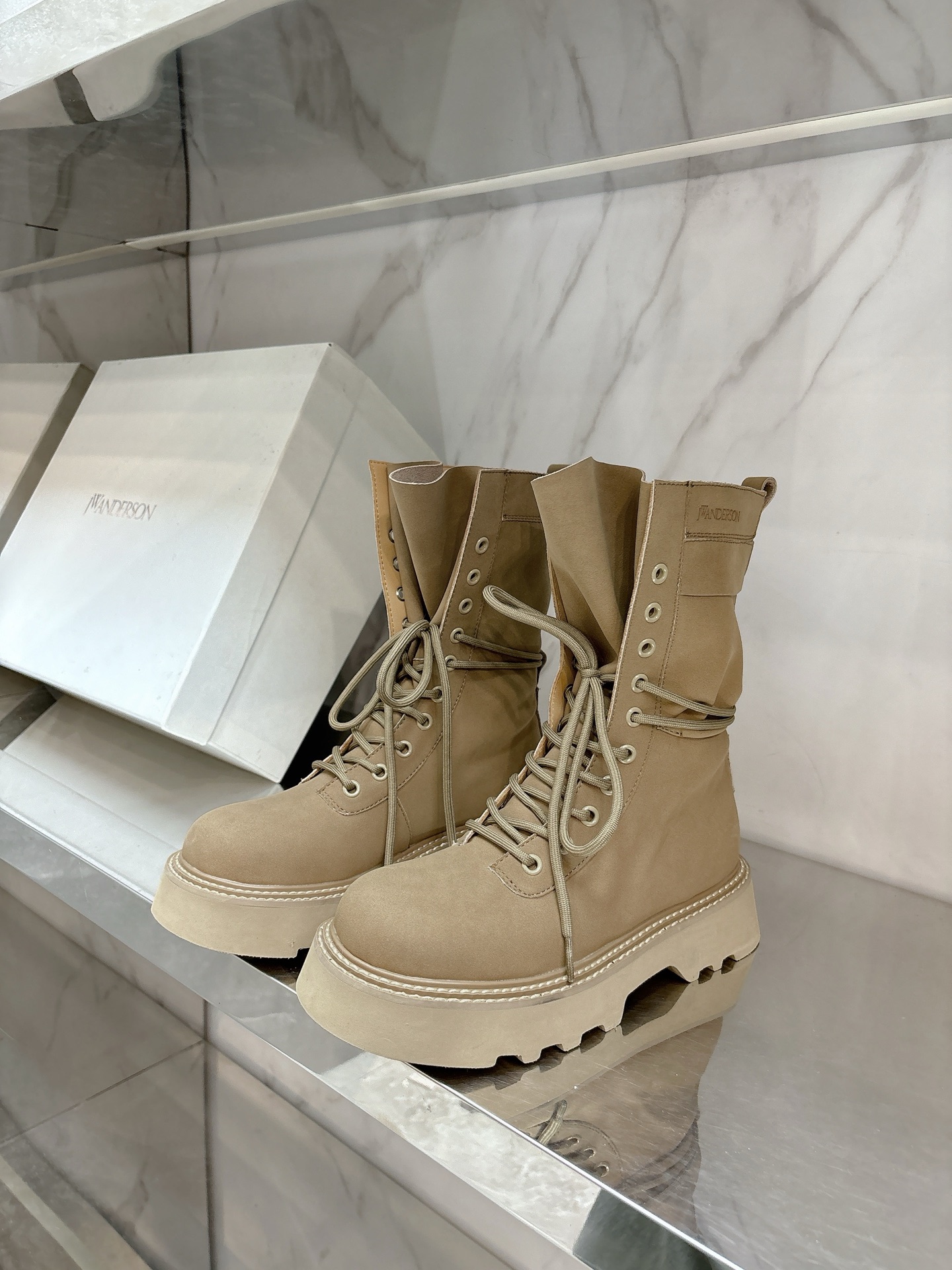 NO:466878,JWANDERSO*25 new catwalk work boots, work boots that are not easy to collide, low-key and simple version of Yangjing fabric, sheepskin inner lining, private mold high-density foamed sole, size 35-39# (40# can be customized without return), boots, boots, sheepskin, sheep19860909JWANDERSO*25新款走秀款工装靴,不易撞款的工装靴,低调简约对版羊京面料,羊皮内里,私模高密度发泡大底,码数35-39#（40#可订做不退换）,靴子,boots,sheepskin,sheep,Women's Shoes