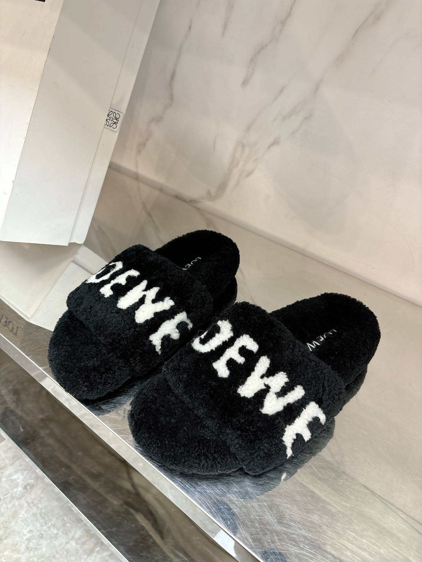 NO:466829,loew* 25 new wool slippers in autumn and winter, new favorites in autumn and winter, versatile and fashionable items, light luxury temperament slippers, whether at home or out, it is a good choice to exude a true celebrity style, paired lamb wool fabric, wool inner lining, private mold rubber wear-resistant sole, size 35-39# (40# customized non-return and exchange), semi-dragged wool shoes, loewe, slippers19860909loew* 25秋冬新款毛毛拖鞋,秋冬新宠,百搭时髦单品,轻奢气质的腔调拖鞋,不论居家或外出,都是不错的选择散发妥妥的名媛风情,对版羊羔毛面料,羊毛内里,私模橡胶耐磨大底 ,码数35-39#（40#订做不退换）,半拖毛毛鞋,loewe,slippers,Women's Shoes