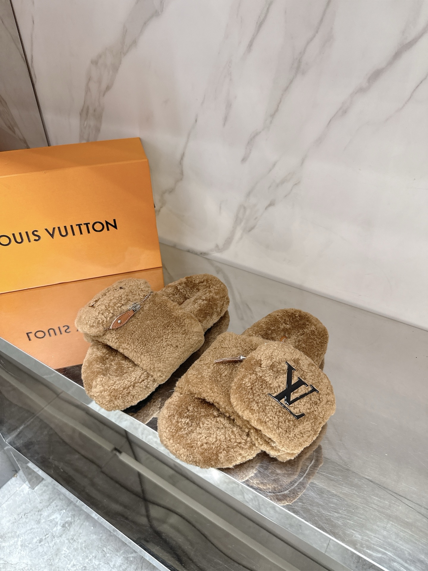 NO:484626,Louis vuitto*25 new wool slippers in autumn and winter, new favorites in autumn and winter, versatile and fashionable items, light luxury temperament slippers, whether at home or out, it is a good choice to exude a true celebrity style, paired lamb wool fabric, wool inner lining, private mold rubber wear-resistant sole, size 35-39# (40# customized, no return or exchange), fur shoes slippers, louis vuitton, slippers19860909Louis vuitto*25秋冬新款毛毛拖鞋,秋冬新宠,百搭时髦单品,轻奢气质的腔调拖鞋,不论居家或外出,都是不错的选择散发妥妥的名媛风情,对版羊羔毛面料,羊毛内里,私模橡胶耐磨大底 ,码数35-39#（40#订做不退换）,毛毛鞋拖鞋,louis vuitton,slippers,Women's Shoes