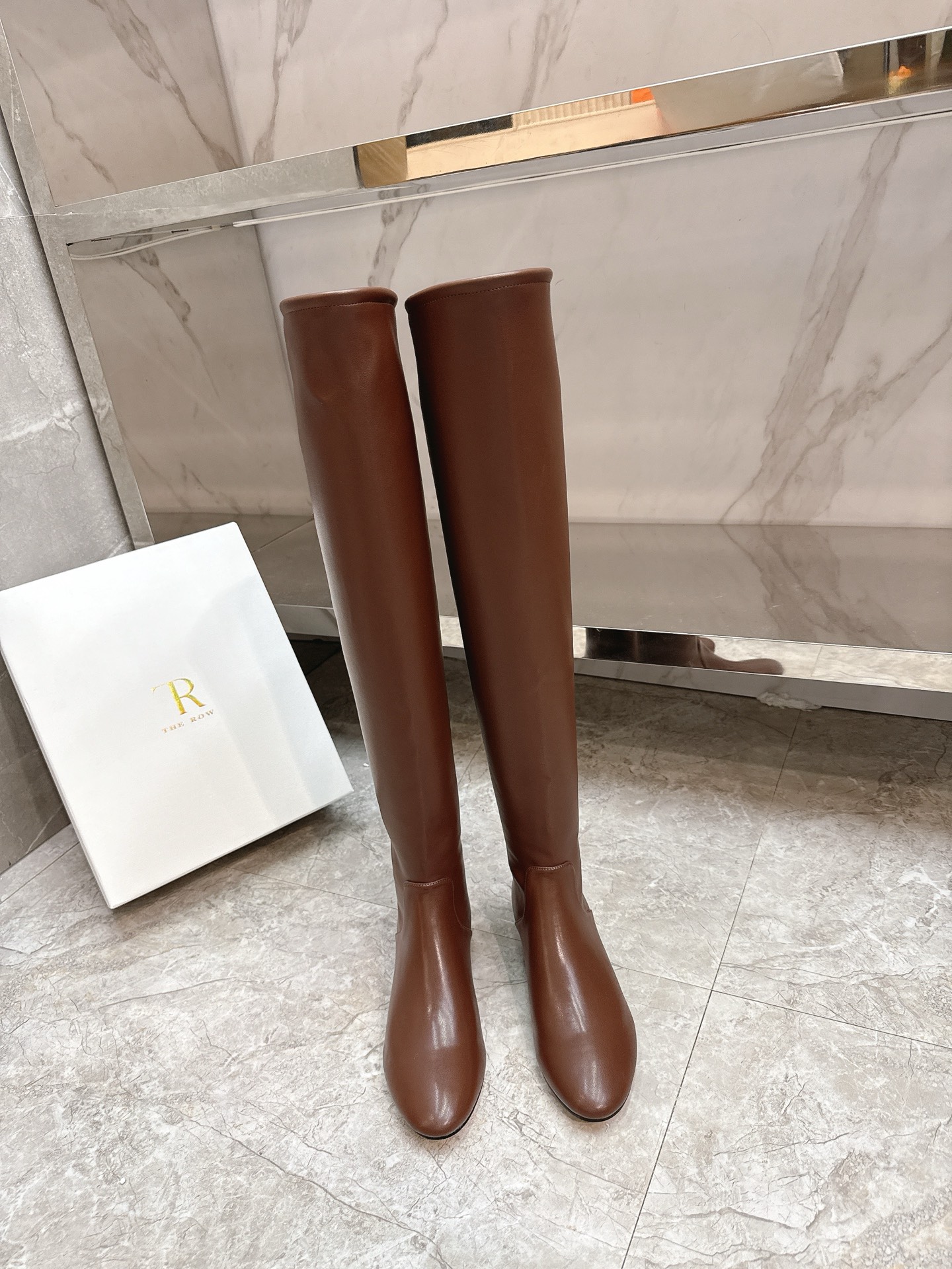 NO:543796,The row autumn and winter new knight boots, The row has never lost the sense of high-end creation. A pair of simple, capable, low-key and fashionable boots, without bright colors and complicated designs, can fully open the aura with just a 2cm small heel and neat and fashionable square head design, and the original customized elastic leather fabric with sheepskin lining, Italian imported leather soles, 35-39# (40# customized for non-return and exchange), boots, boots, sheepskin, Leather soles19860909The row秋冬新款骑士靴,The row在打造高级感这点从来就没输过,一双简约干练、低调时髦的靴子,没有鲜艳的色彩和繁杂的设计,仅凭2cm的小跟和利落时髦的方头设计,就能气场全开,高级感十足原版订制弹力皮面料,羊皮内里,意大利进口真皮大底,码数35-39#（40#订做不退换）,靴子,boots,sheepskin,Leather soles,Women's Shoes