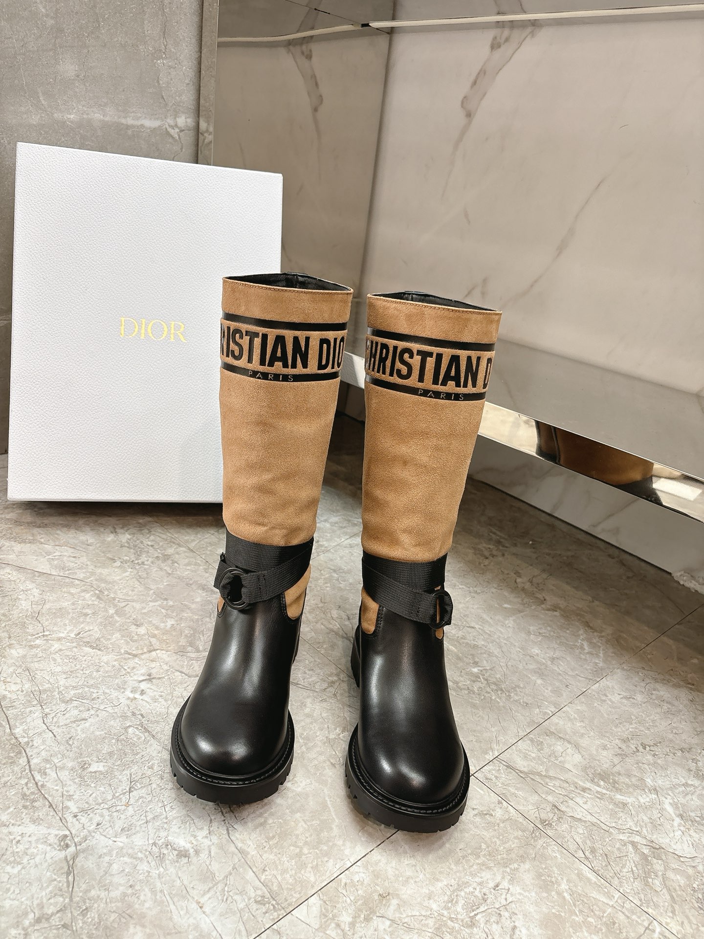 NO:493374,Dio* new autumn and winter Martin boots are simply the favorites of the fashion industry. They are so stylish no matter how they are matched, which makes people shine. The artifacts of concave shapes, finding presence, and dressing up their personalities have all shown off. They are versatile and timeless, and they can't put them down when they look at them. They are unsatisfactory and can't put them down. They are selected as the original cows, sheepskin fabric, classic lucky star TPU sole for D, 35-39# (40# customized, no return or exchange) Pili Maoli, boots, dior, dior, boots, cowhide, sheepskin19860909Dio*秋冬新款马丁靴简直就是时尚界的宠儿,怎么搭都超有范儿,让人眼前一亮,凹造型、找存在感、扮性格的神器各大网红、博主都纷纷秀了一把,百搭不过时,让人看一眼就爱不释手甄选小牛皮原版一致飞织面料,羊皮面料,对版D家经典幸运星TPU大底,码数 35-39#（40#订做不退换） 皮里 毛里,靴子,dior,dior,boots,cowhide,sheepskin,Women's Shoes