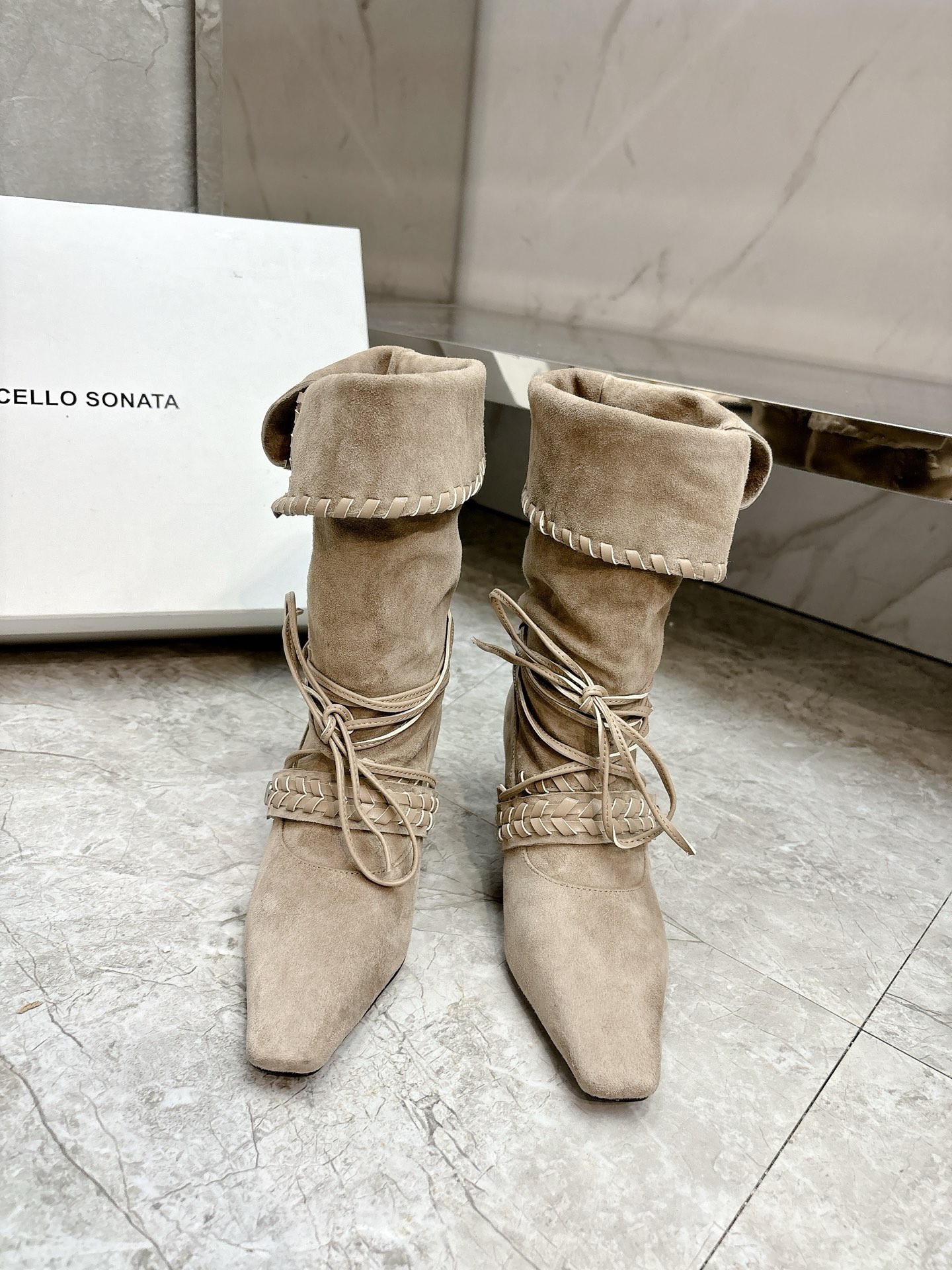NO:543794,CELLO SONATA 2025 autumn and winter new nomadic short boots, pure hand-woven short boots, lazy and charming, stacked wrinkle design outlines a relaxed attitude, autumn and winter require a pair of such design short boots, pair of high mercerized Yangjing fabric, sheepskin lining, Italian imported leather soles, size 35-39# (40# customized for non-return and exchange), boots, boots, sheepskin, sheep, Leather soles19860909CELLO SONATA2025秋冬新款游牧风短靴,纯手工编织短靴,慵懒又迷人,堆叠褶皱设计勾勒松弛态度,秋冬太需要一双这样的设计感短靴,对版高丝光羊京面料,羊皮内里,意大利进口真皮大底,码数35-39#（40#订做不退换）,靴子,boots,sheepskin,sheep,Leather soles,Women's Shoes