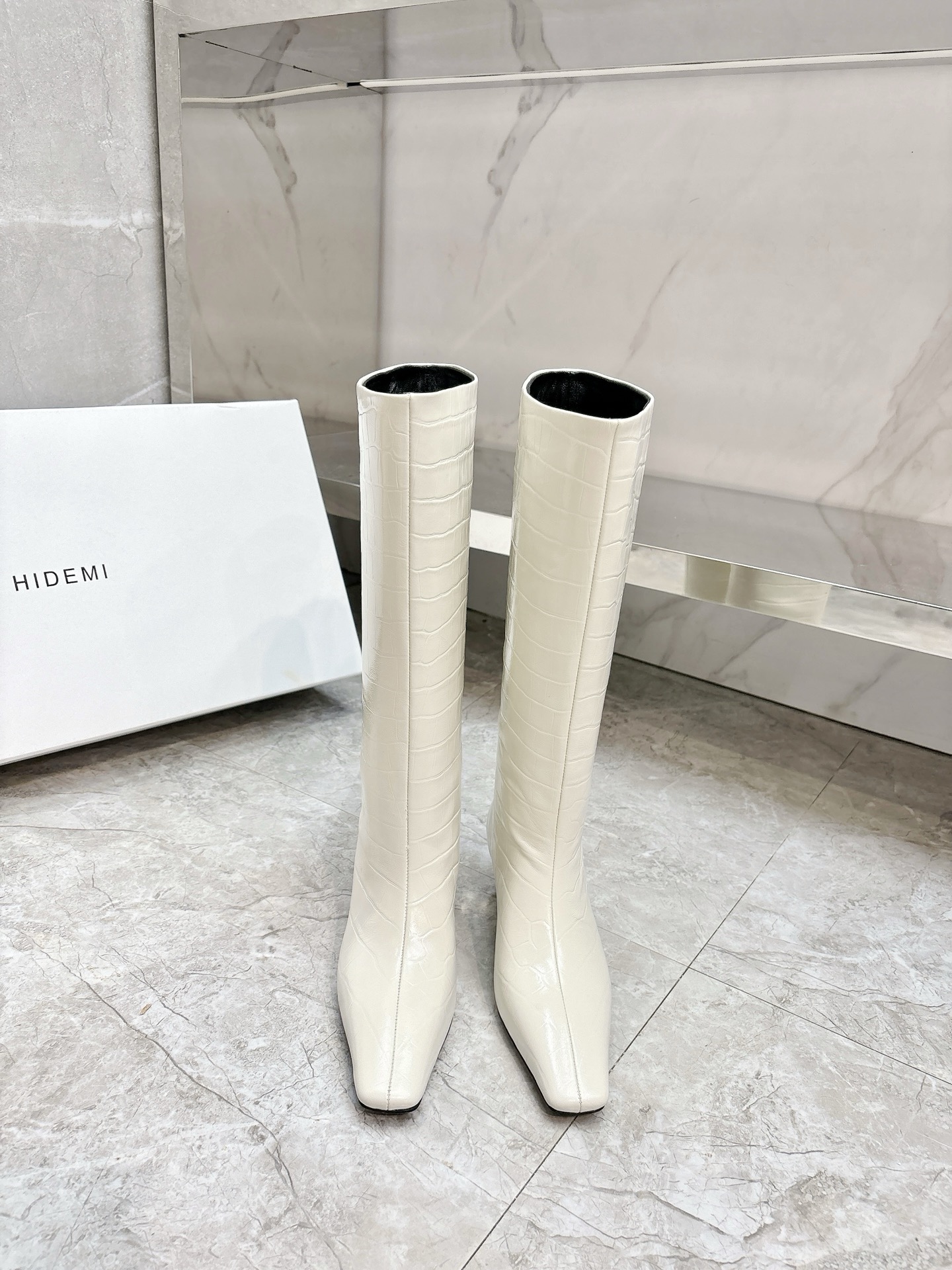 NO:543792,HIDEMI 2025 new autumn and winter square-toe boots, which are amazing every season. They are healing and powerful. They double the visual enjoyment. You will be fashionable when you wear them. Matched embossed cowhide fabric, sheepskin lining, matched Italian imported genuine leather outsole, code number: 35-39# (40# custom-made, non-returnable), boots, boots, cowhide, sheepskin, Leather soles19860909HIDEMI 2025秋冬新款方头靴,每一季都让人惊叹不已,治愈有力量,视觉加倍享受,穿上就是时髦精,对版压纹牛皮面料,羊皮内里,对版意大利进口真皮大底,码数:35-39#（40#订做不退换）,靴子,boots,cowhide,sheepskin,Leather soles,Women's Shoes