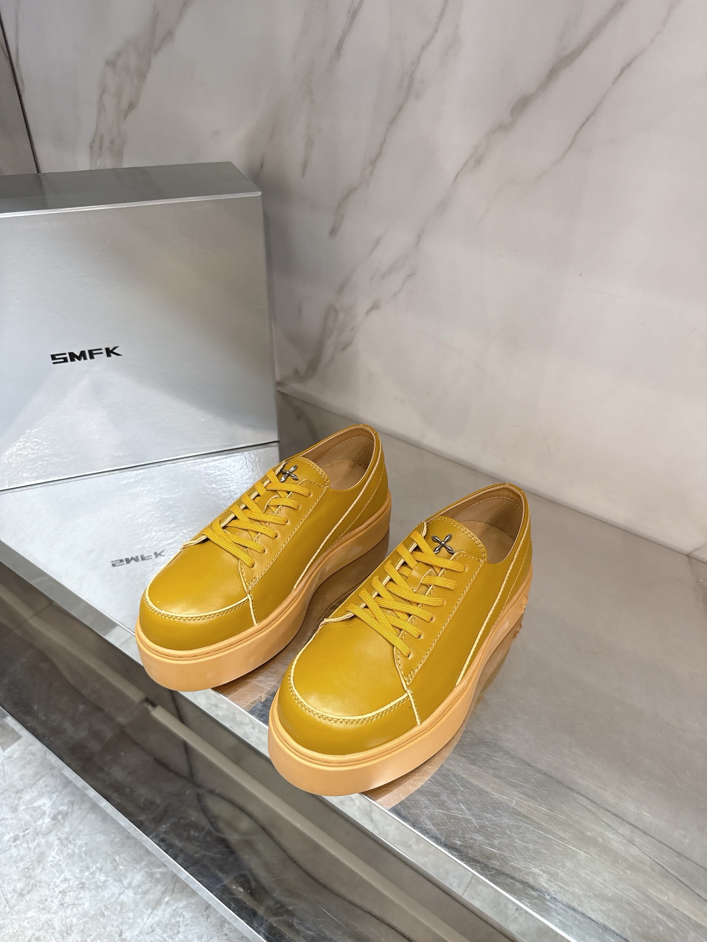 NO:558827,SMFK's new autumn and winter natural wilderness series wasteland-style high-top shoes. These are very popular high-top shoes recently. You can wear them with your eyes closed. They are one of the very fashionable items. Many Internet celebrity bloggers and celebrities are wearing SMFK's wasteland-style boots. The more I look at them, the more I fall in love with them. They are super versatile and matching cowhide fabric, sheepskin lining, exclusive private model TPU outsole, size 35-39# (40# can be customized and non-returnable). Short boots  Single shoes, boots, casual shoes/sports shoes, boots, sneakers, cowhide, sheepskin19860909SMFK 秋冬新款自然荒野系列废土风高帮鞋,最近非常火爆的高帮鞋,闭眼可入,非常时髦的单品之一超多网红博主、明星都穿SMFK的废土风靴子,真的是越看越上头,超级百搭对版牛皮面料,羊皮内里,独家私模TPU大底,码数35-39#（40#可订做不退换） 短靴 单鞋,靴子休闲鞋/运动鞋,boots,sneakers,cowhide,sheepskin,Women's Shoes