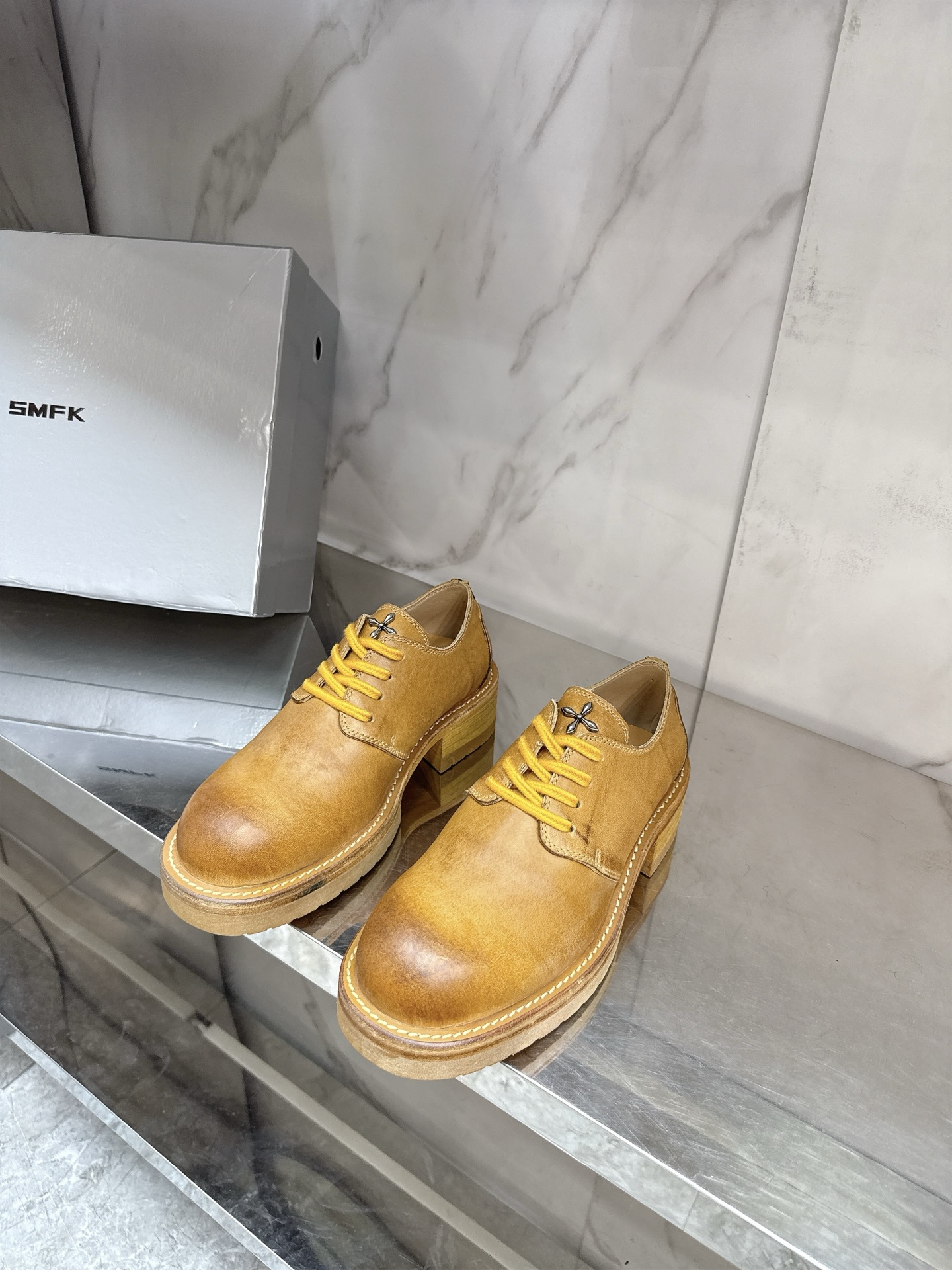 NO:560805,SMFK 2025 new autumn and winter wilderness series horse leather boots,  The old money style is very popular recently. You can enter it with your eyes closed. It is one of the very fashionable items. Many Internet celebrity bloggers and celebrities are wearing SMFK's wasteland style boots. The more you look at them, the more you look at them. They are super versatile, washed horsehide fabric, sheepskin lining, Italian thickened genuine leather outsole, size 35-39# (40# can be customized and non-returnable), loafers, boots, sheepskin, Leather soles19860909SMFK 2025秋冬新款荒野狂飙系列马皮靴, 最近非常火爆的老钱风,闭眼可入,非常时髦的单品之一超多网红博主、明星都穿SMFK的废土风靴子,真的是越看越上头,超级百搭对版水洗马皮面料,羊皮内里,意大利加厚真皮大底,码数35-39#（40#可订做不退换）,乐福鞋,loafers,boots,sheepskin,Leather soles,Women's Shoes