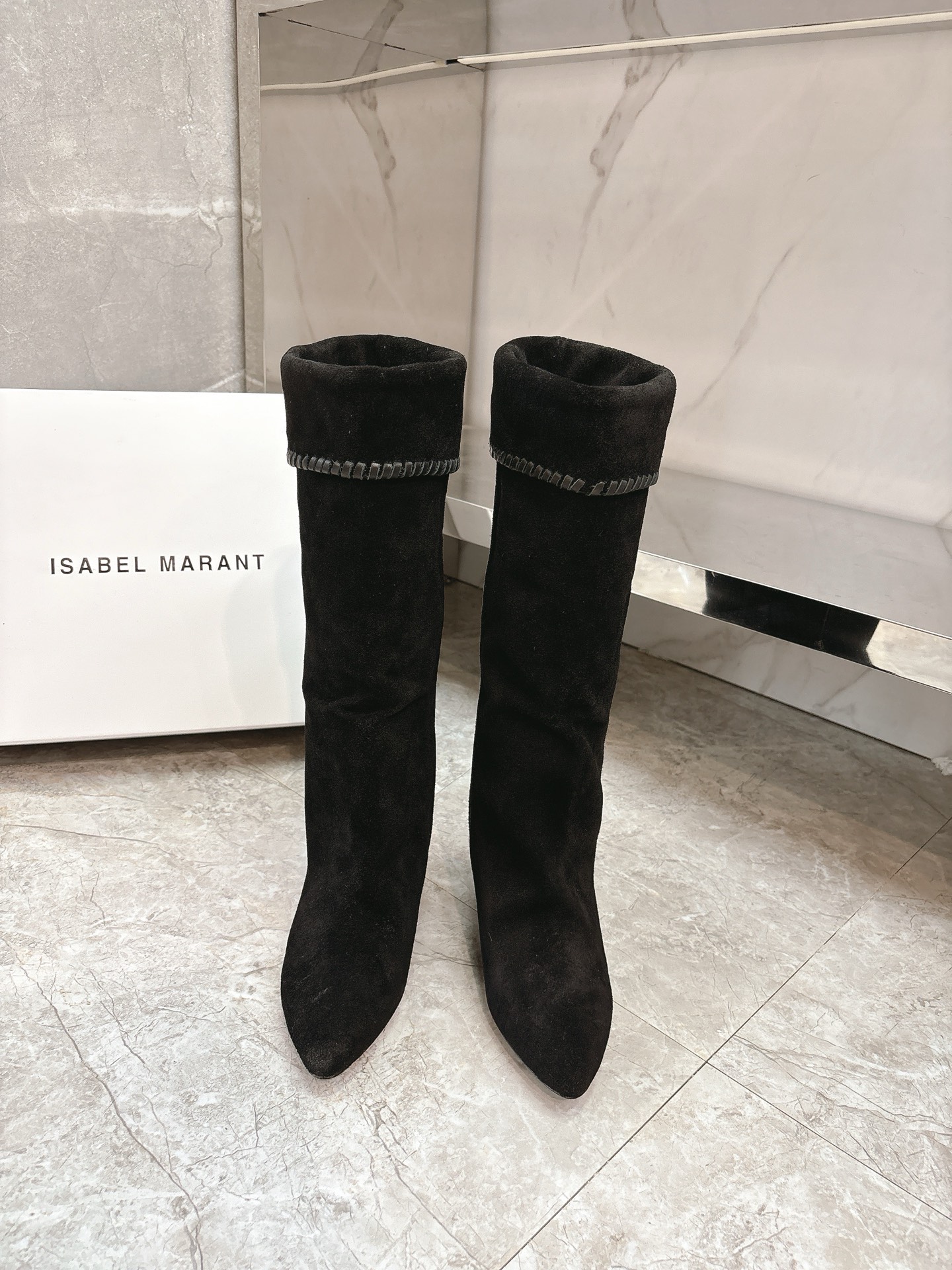 NO:560832,isabelmarant's new autumn and winter catwalk style pile boots, lazy French European style, sassy, ​​natural, comfortable and free-spirited, a favorite of fashionistas, imported high-mercerized smooth cow suede fabric, water-dyed cow lining, genuine leather outsole imported from Italy, size 35-39# (40# custom-made, non-returnable) short boots, high boots, boots, boots, Leather soles19860909isabelmarant 秋冬新款走秀款堆堆靴,慵懒法欧风,飒爆了,自然舒适洒脱时髦精最爱,对版进口高丝光牛反绒面料,水染牛里,意大利进口真皮大底,码数35-39#（40#订做不退换） 短靴 高靴,靴子,boots,Leather soles,Women's Shoes