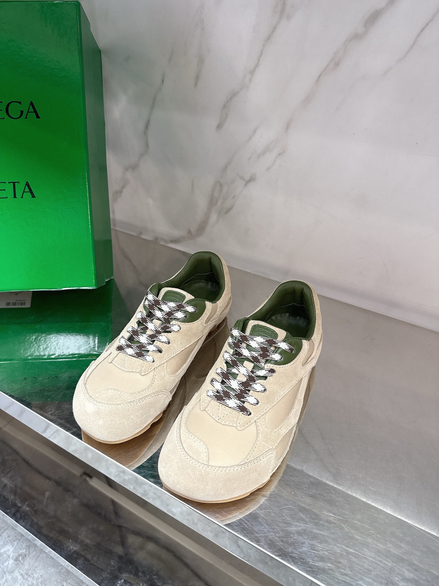 NO:612942,BOTTEG*A VENET** New retro dad shoes, sneakers that are confusing to everyone, super good-looking, light and comfortable, very fashionable, matching high-density canvas fabric, cowhide feet, private model TPU outsole, size 35-39# (40# can be customized and non-returnable) Silver coffee color, khaki color, casual shoes/sports shoes, bottega veneta, sneakers, cowhide19860909BOTTEG*A VENET**新款复古老爹鞋谁看谁迷糊的运动鞋,颜值超高,轻便舒适,时髦感极强对版高密度帆布面料,牛皮垫脚,私模TPU大底,码数35-39#（40#可订做不退换） 银色 咖色、卡其色,休闲鞋/运动鞋,bottega veneta,sneakers,cowhide,Women's Shoes