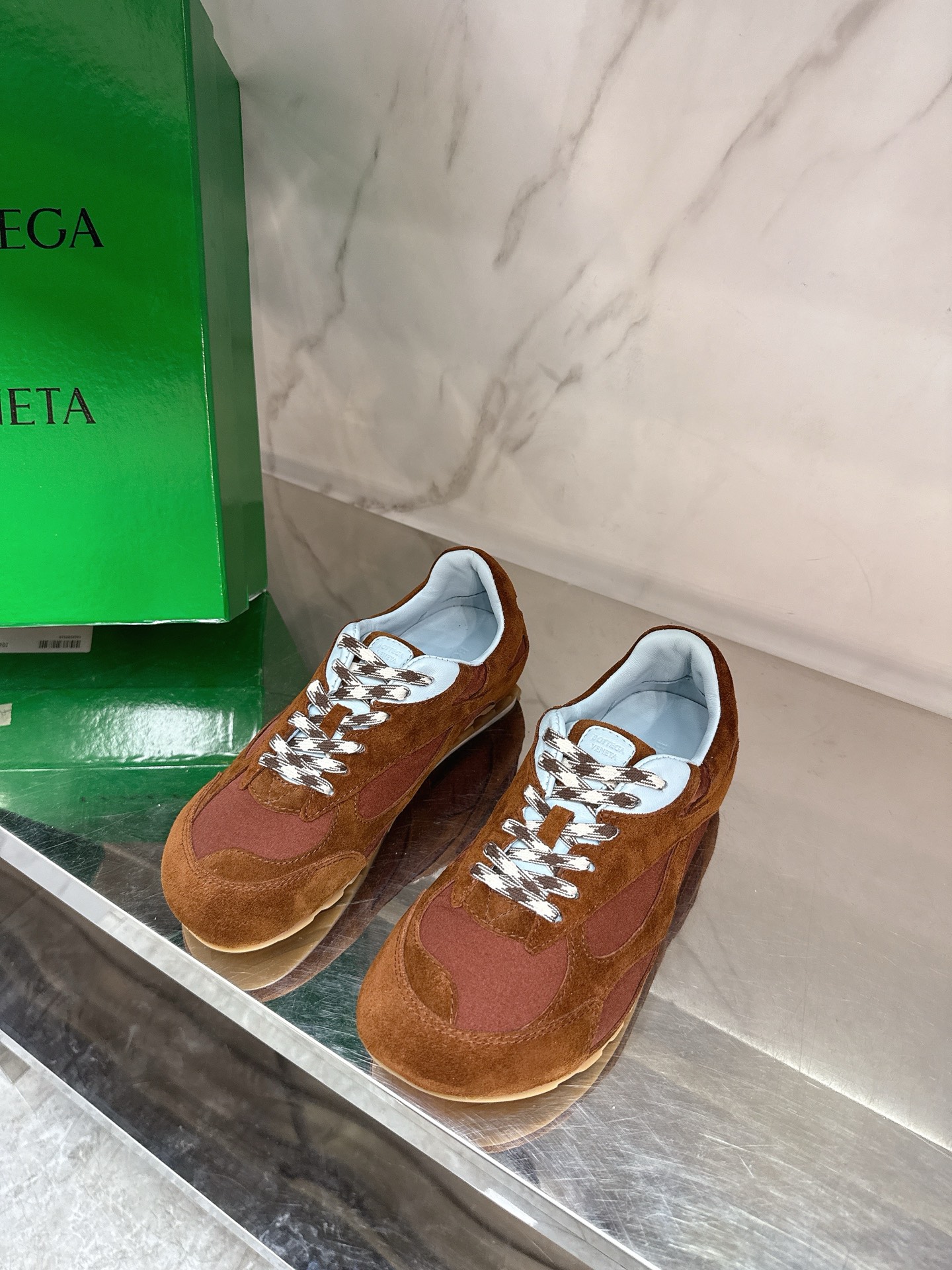 NO:612945,BOTTEG*A VENET** New retro dad shoes, sneakers that are confusing to everyone, super good-looking, light and comfortable, very fashionable, matching high-density canvas fabric, cowhide feet, private model TPU outsole, size 35-39# (40# can be customized and non-returnable) Silver coffee color, khaki color, casual shoes/sports shoes, bottega veneta, sneakers, cowhide19860909BOTTEG*A VENET**新款复古老爹鞋谁看谁迷糊的运动鞋,颜值超高,轻便舒适,时髦感极强对版高密度帆布面料,牛皮垫脚,私模TPU大底,码数35-39#（40#可订做不退换） 银色 咖色、卡其色,休闲鞋/运动鞋,bottega veneta,sneakers,cowhide,Women's Shoes