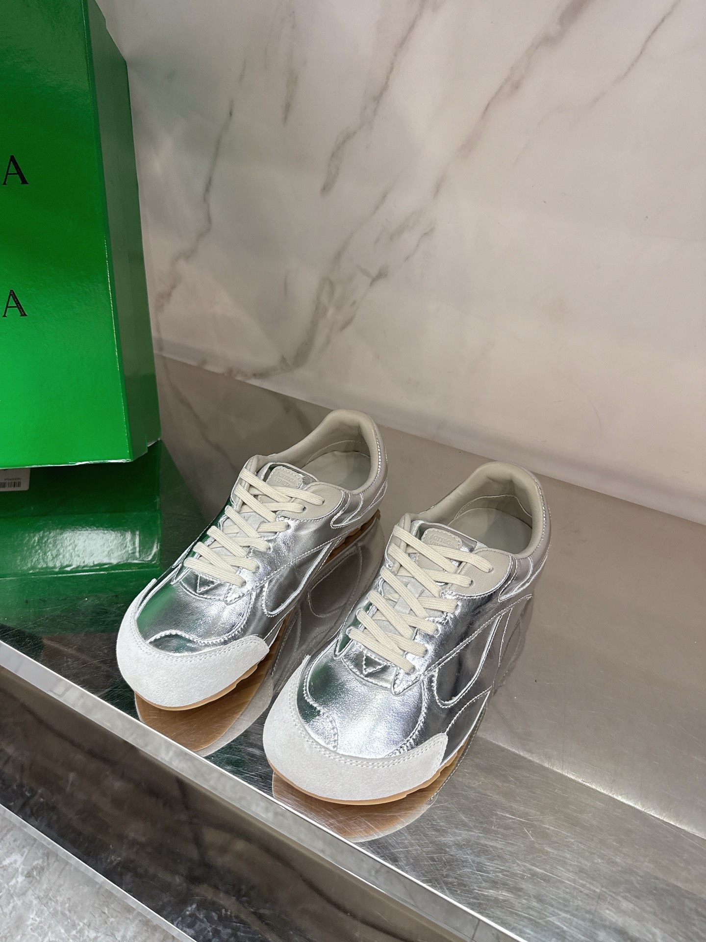 NO:612893,BOTTEG*A VENET** New retro dad shoes, sneakers that are confusing to everyone, super good-looking, light and comfortable, very fashionable, matching high-density canvas fabric, cowhide feet, private model TPU outsole, size 35-39# (40# can be customized and non-returnable) Silver coffee color, khaki color, casual shoes/sports shoes, bottega veneta, sneakers, cowhide19860909BOTTEG*A VENET**新款复古老爹鞋谁看谁迷糊的运动鞋,颜值超高,轻便舒适,时髦感极强对版高密度帆布面料,牛皮垫脚,私模TPU大底,码数35-39#（40#可订做不退换） 银色 咖色、卡其色,休闲鞋/运动鞋,bottega veneta,sneakers,cowhide,Women's Shoes