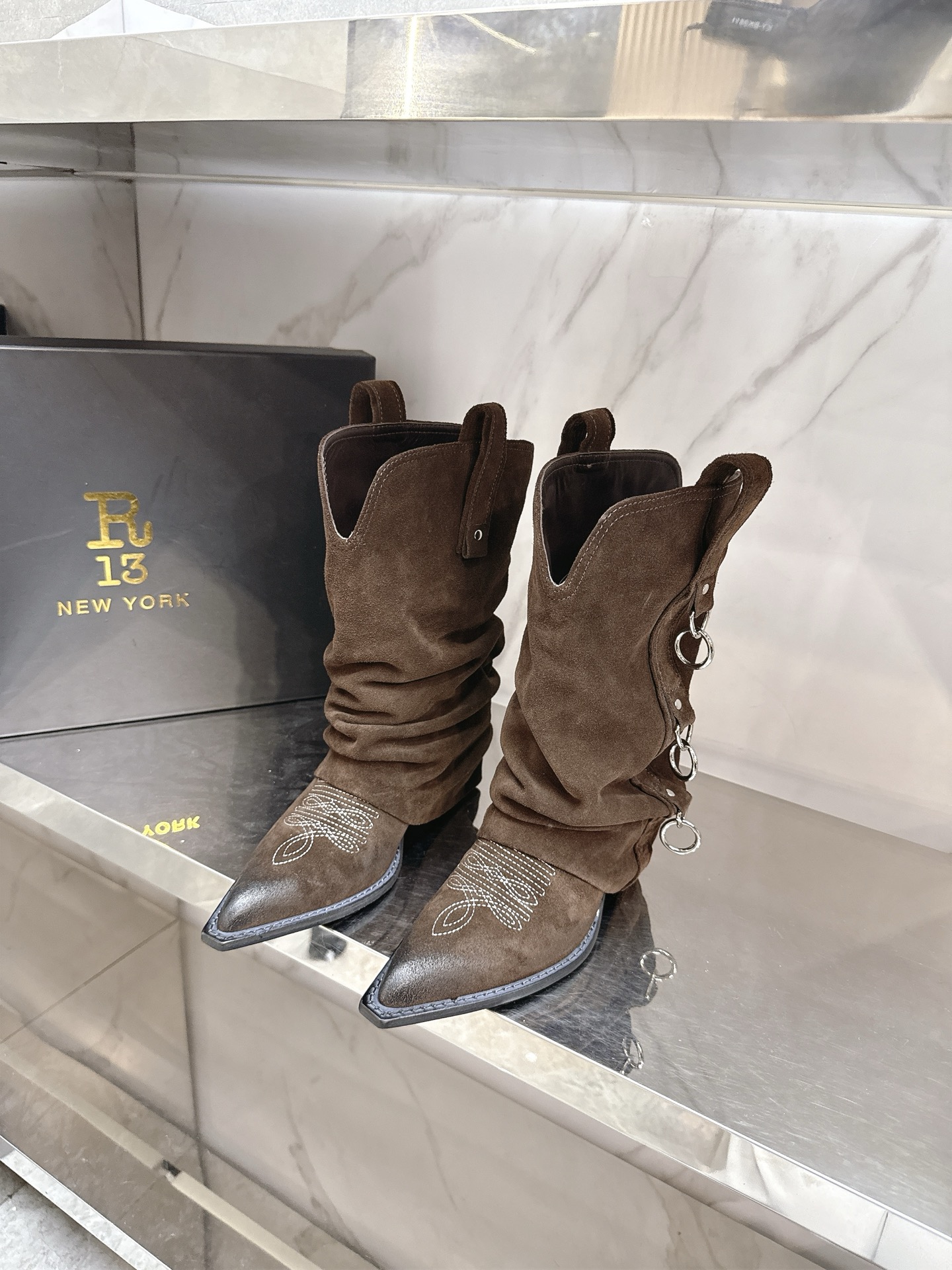 NO:612880,R132025 autumn and winter new style Dui Dui boots, beautiful boots are coming, a brand with punk rock as its core and aesthetic, Dui Dui boots are beautiful to a new level, showing thin legs without losing the lazy cool feeling, cool and stylish, matching cowhide/high mercerized Yangjing fabric, cowhide lining, genuine leather outsole imported from Italy, code number 35-39# (40# custom-made, non-refundable), boots, boots, cowhide, sheep, Leather soles19860909R132025秋冬新款堆堆靴,美靴来临,一个以朋克摇滚为内核和审美的品牌,堆堆靴美出新高度,显腿细又不失慵懒酷感,酷飒有型对版牛皮/高丝光羊京面料,牛皮内里,意大利进口真皮大底,码数35-39#（40#订做不退换）,靴子,boots,cowhide,sheep,Leather soles,Women's Shoes