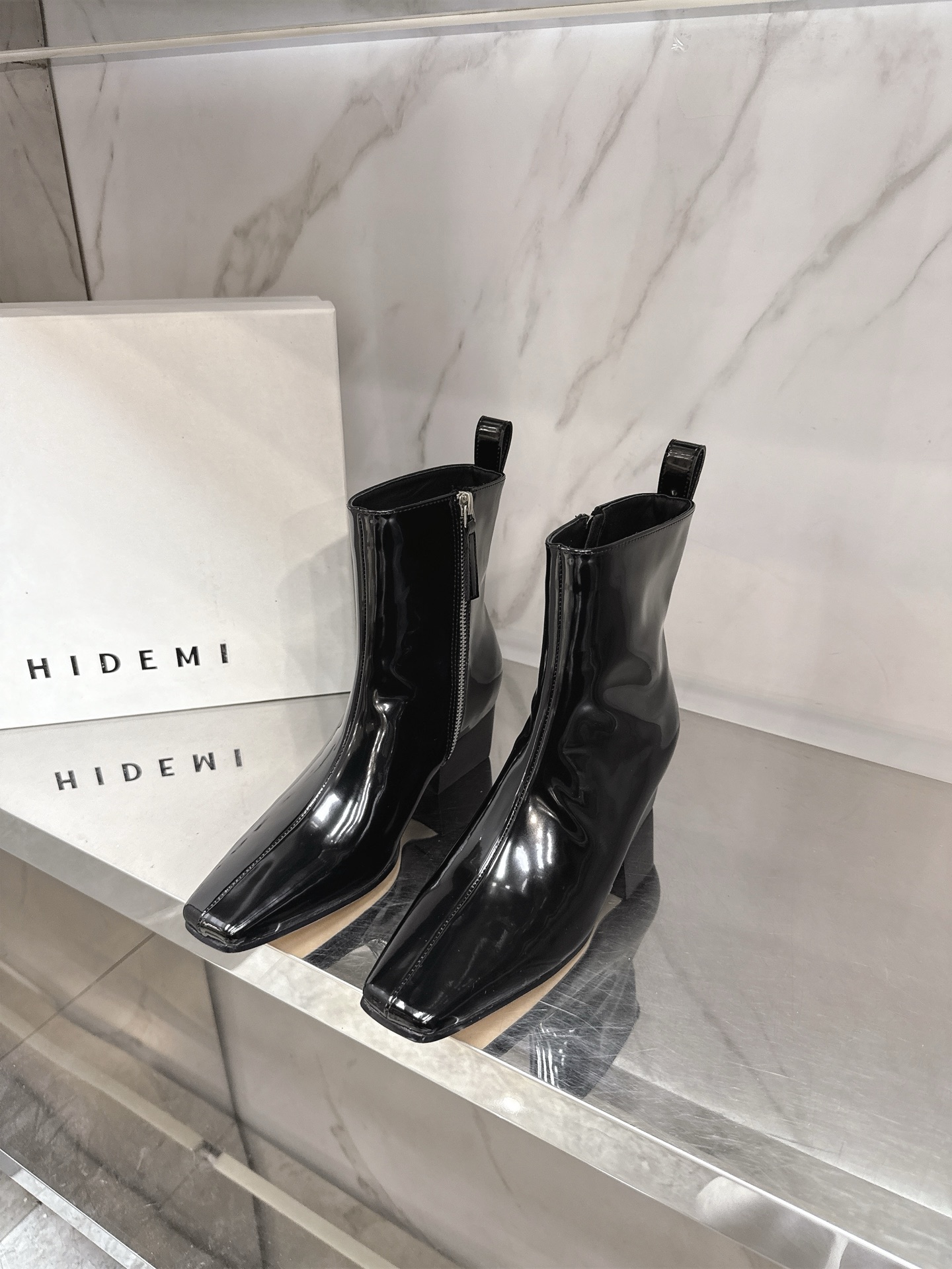 NO:612883,HIDEMI 2025 new autumn and winter square-toed boots, which are amazing every season. They are healing and powerful, and you can enjoy double the visual enjoyment. You will be fashionable when you put them on. They are made of high mercerized sheepskin/patent leather/cow leather fabrics, sheepskin lining, Italian imported genuine leather outsole, code number: 35-39# (40# custom-made, non-refundable), boots, boots, cowhide, sheepskin, sheep, Leather soles19860909HIDEMI 2025秋冬新款方头靴,每一季都让人惊叹不已,治愈有力量,视觉加倍享受,穿上就是时髦精,对版高丝光羊京/漆皮/牛皮面料面料,羊皮内里,意大利进口真皮大底,码数:35-39#（40#订做不退换）,靴子,boots,cowhide,sheepskin,sheep,Leather soles,Women's Shoes