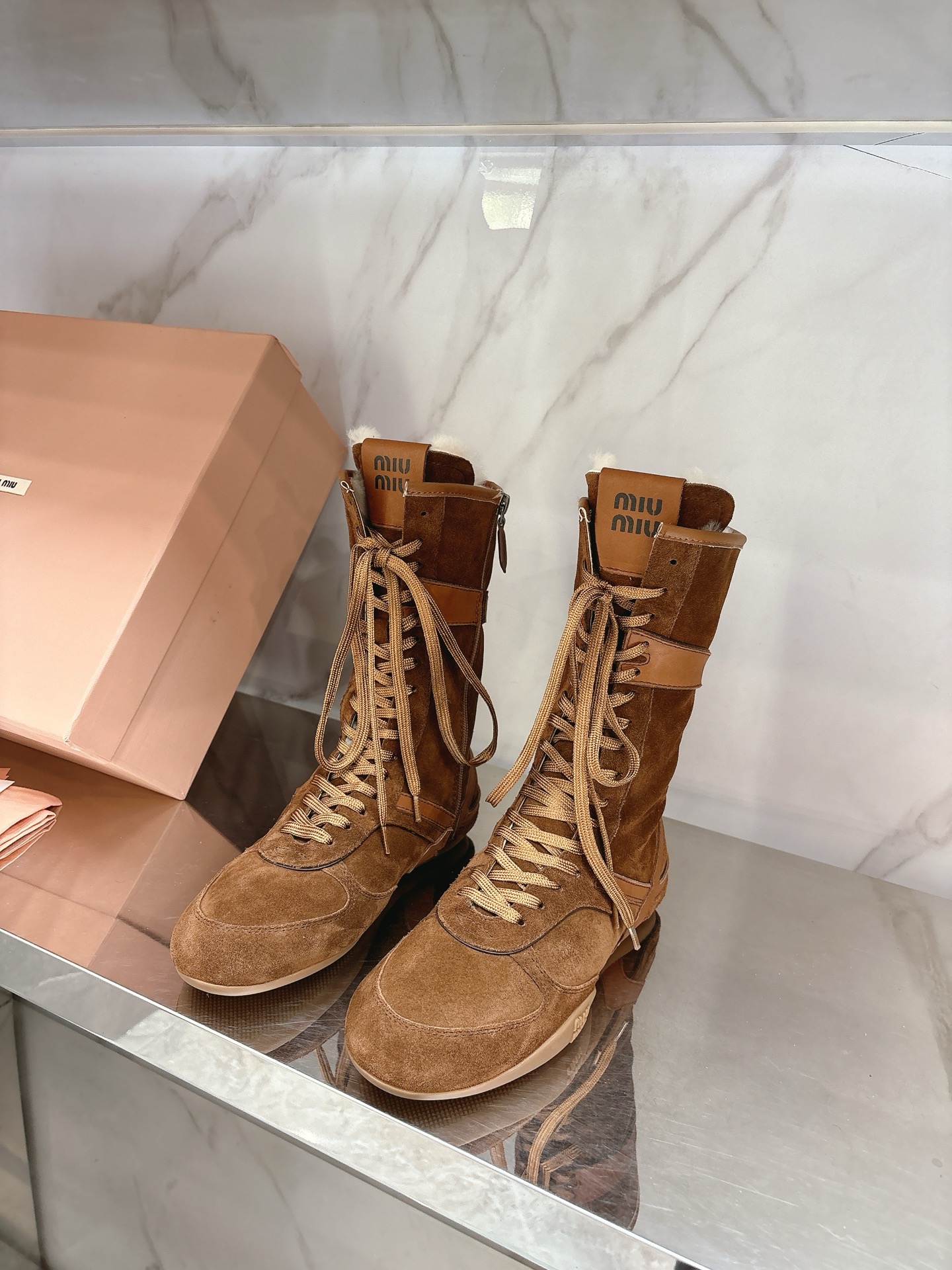 NO:616068,miu mi* new wool sneakers, the low-key and simple design has unrestricted versatility, and spares no effort to be frank and sexy. Whoever wears it will look good. If you are also a fan of miumiu, then how can you live without a pair of textured sneakers, matching high mercerized shearling fabric, wool lining, private molded non-slip rubber outsole, size 35-39# (women's 40.41# custom-made and non-returnable) Shoes  Boots, boots casual shoes/sneakers, miumiu, boots, sneakers, sheep19860909miu mi*新款羊毛运动鞋,低调简约的设计拥有了不受限的百搭,不遗余力的率性感,谁穿谁好看,倘若你也是miumiu的粉丝,那么又怎能少一双质感运动鞋,对版高丝光羊京面料,羊毛内里,私模防滑橡胶大底,尺码35-39#（女款40.41#订做不退换） 单鞋 靴子,靴子休闲鞋/运动鞋,miumiu,boots,sneakers,sheep,Women's Shoes