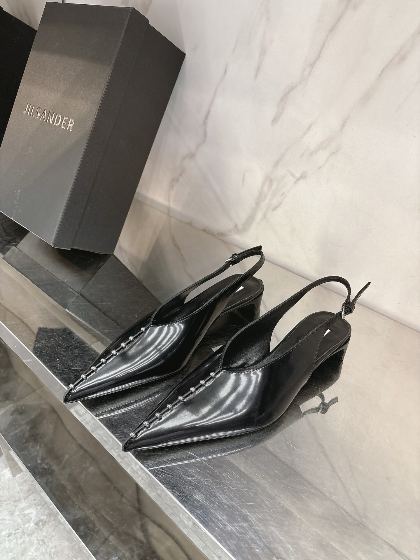 NO:628560,jil sander 2026 spring and summer new sandals, simple yet fashionable design, just the right elegance, easy to grasp the elegance and relaxation of French style, fashionable people really can't live without this kind of shoes, wall cracks recommend matching open edge beaded cowhide fabric, sheepskin lining, Italian imported genuine leather outsole, 3cm heel height, code number 35-39# (40# custom-made, non-refundable), sandals, jil  sander,sandals,cowhide,sheepskin,Leather soles19860909jil sander 2026春夏新款凉鞋,简单又不失时髦的设计,恰到好处的优雅,轻松拿捏法式的优雅和松弛感,时髦精们真的不能没有这类鞋,墙裂推荐对版开边珠牛皮面料,羊皮内里,意大利进口真皮大底,3cm跟高,码数35-39#（40#订做不退换）,凉鞋,jil sander,sandals,cowhide,sheepskin,Leather soles,Women's Shoes