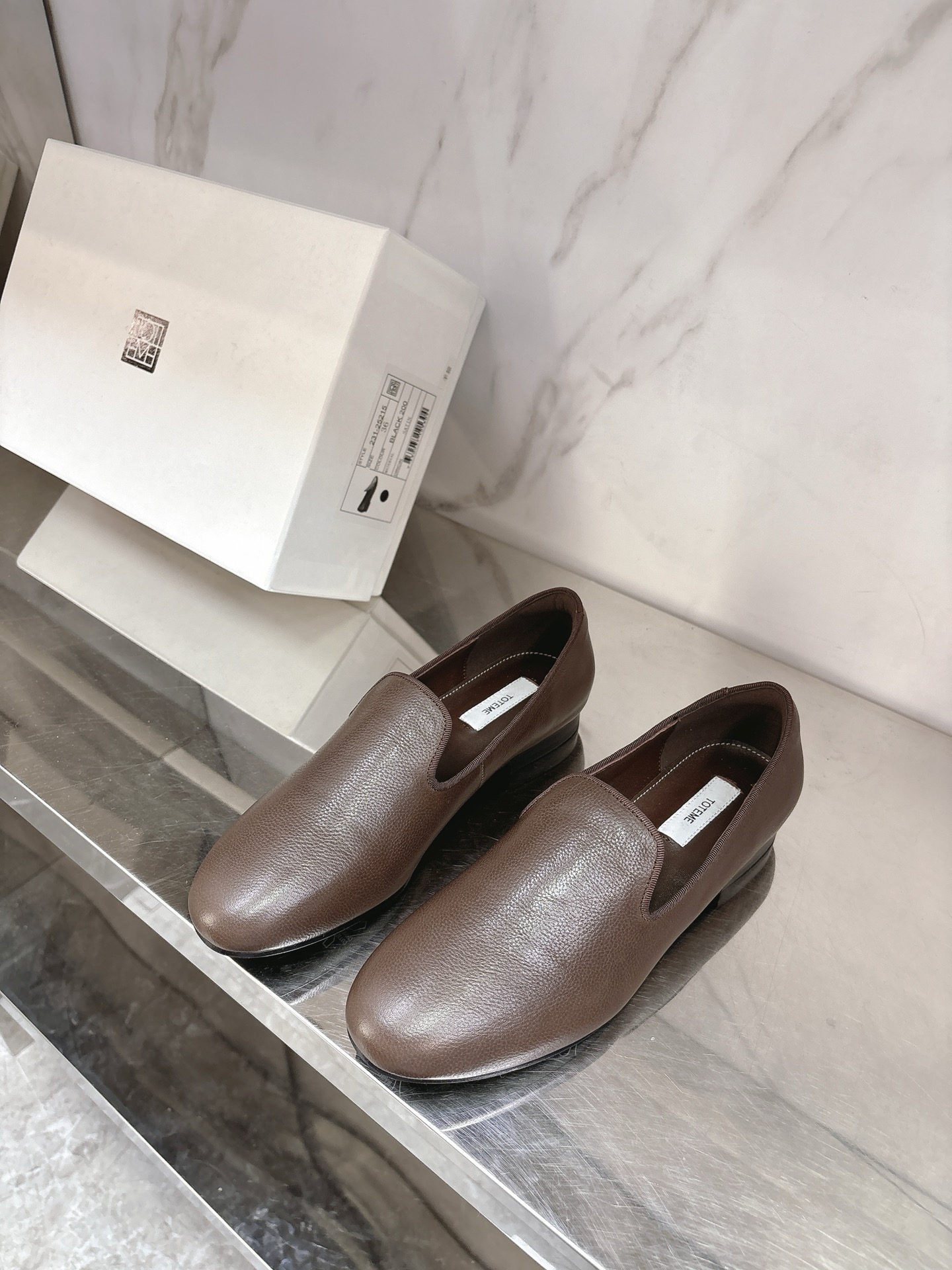 NO:628567,toteme 2026 early spring new loafers are minimalist style and must be toteme, simple but not mediocre at all, versatile items, whoever wears them will look better. Matched cowhide/high mercerized sheepskin/imported velvet fabric, sheepskin lining, Italian imported genuine leather outsole, code number 35-39# (40# custom-made, non-returnable), woolen shoes, loafers, cowhide, sheepskin, sheep, Leather soles19860909toteme 2026早春新款乐福鞋极简风还得是toteme ,简约却丝毫不平庸,百搭单品,谁穿谁好看对版牛皮/高丝光羊京/进口丝绒面料,羊皮内里,意大利进口真皮大底,码数35-39#（40#订做不退换）,毛毛鞋,loafers,cowhide,sheepskin,sheep,Leather soles,Women's Shoes