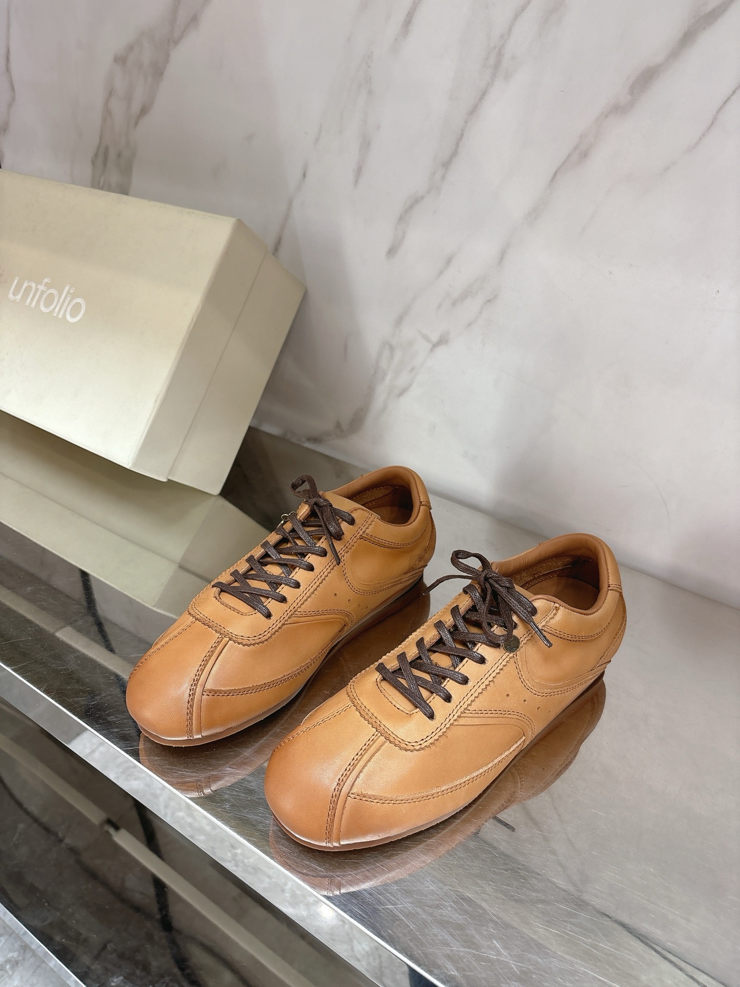 NO:647839,unfolio's new moral training shoes, the natural shoes for literary and retro girls, retro and colorful, lazy and fashionable, let's wear beautiful shoes together, you are the one who is trendy, matched cowhide high-density technical cloth fabric, sheepskin lining, private molded rubber non-slip outsole, size 35-39# (40# custom-made, non-refundable), casual shoes/sports shoes, sneakers, cowhide, sheepskin19860909unfolio新款德训鞋,文艺复古女孩的本命鞋,复古纷呈,慵懒时髦,一起穿漂亮的鞋子吧,弄潮儿就是你自己,对版牛皮高密度科技布面料,羊皮内里,私模橡胶防滑大底,码数35-39#（40#订做不退换）,休闲鞋/运动鞋,sneakers,cowhide,sheepskin,Women's Shoes