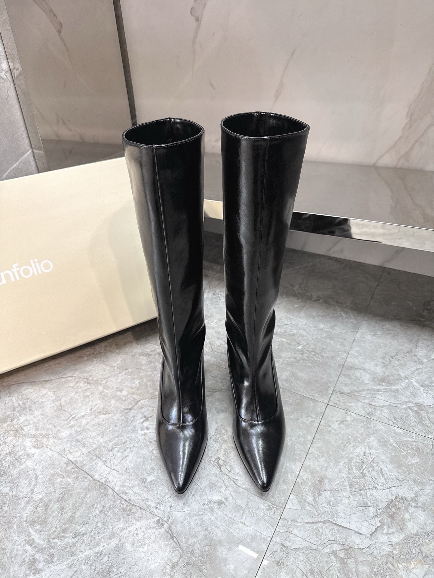 NO:651814,Unfolio's new autumn and winter retro boots feel the collision of autumn and western retro style. They can be easily held for commuting and daily wear. Matching cowhide fabric, sheepskin lining, injection molded outsole imported from Italy, size 35-39# (40# custom-made, non-refundable), boots, boots, cowhide, sheepskin19860909unfolio 秋冬新款复古长靴感受秋日与西部复古风的碰撞,通勤和日常穿搭都能轻松hold住对版牛皮面料,羊皮内里,意大利进口注塑大底,码数35-39#（40#订做不退换）,靴子,boots,cowhide,sheepskin,Women's Shoes