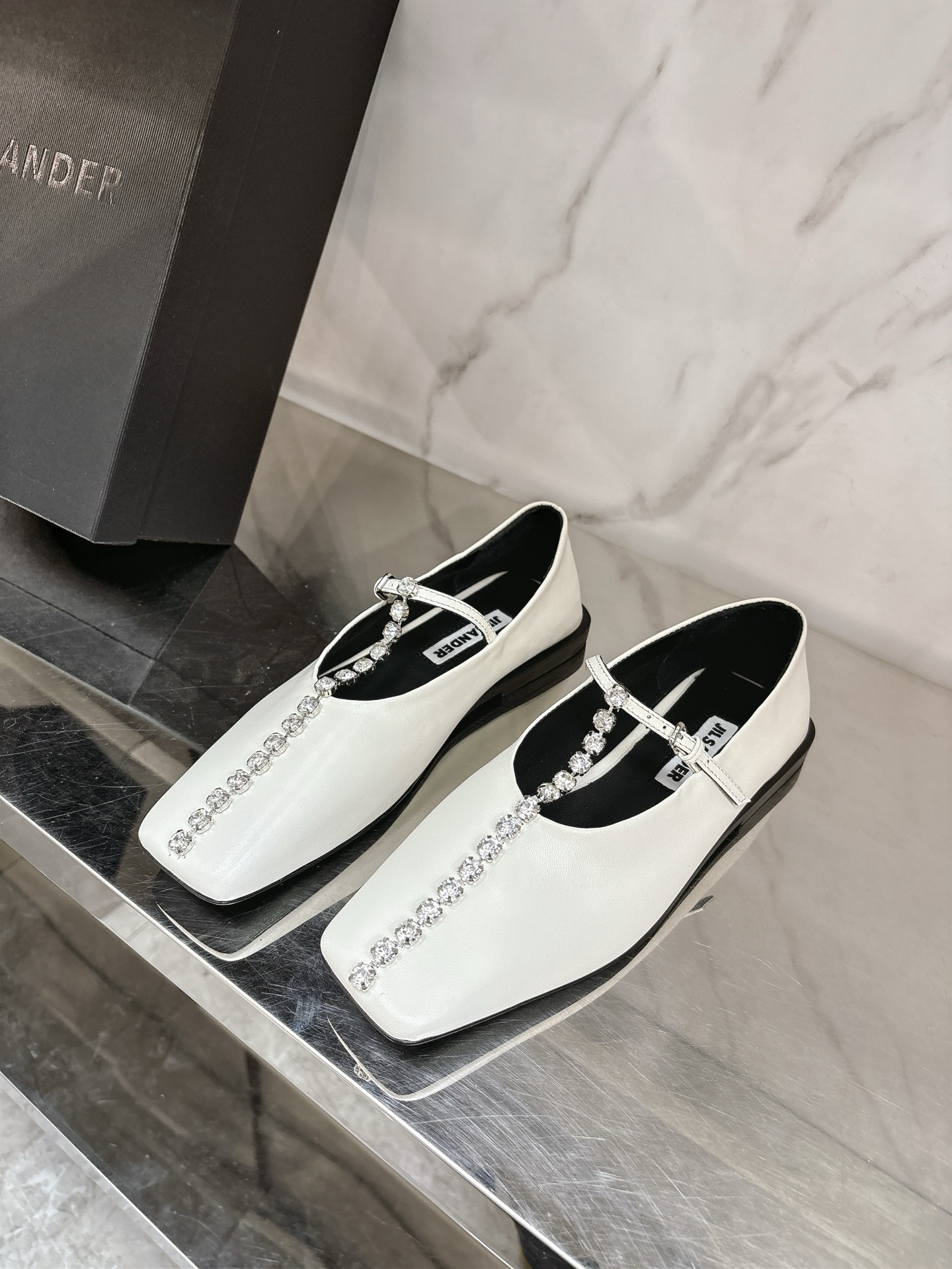 NO:725530,jil sander 2026 early spring new Mary Jane shoes This Mary Jane is really beautiful, simple yet fashionable design, comfortable and versatile, easy to grasp the elegance and relaxation of French style, fashionable people really can’t live without these shoes, recommended for wall cracks, double-edged beaded cowhide fabric, sheepskin lining, Italian imported genuine leather outsole, code number #35-39# (40# custom-made, non-returnable) diamond surface smooth, Mary Jane, jil  sander,mary jane,cowhide,sheepskin,leather soles19860909jil sander 2026早春新款玛丽珍鞋 这款玛丽珍真的太漂亮了,简单又不失时髦的设计,舒适百搭,轻松拿捏法式的优雅和松弛感,时髦精们真的不能没有这类鞋,墙裂推荐,对版开边珠牛皮面料,羊皮内里,意大利进口真皮大底,码数#35-39#（40#订做不退换） 钻面 光面,玛丽珍,jil sander,mary jane,cowhide,sheepskin,Leather soles,Women's Shoes