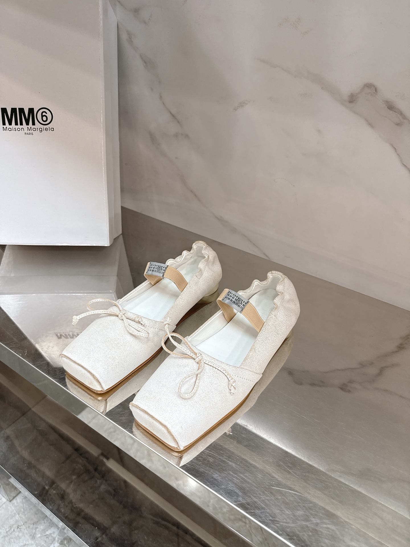 NO:696414,Maison Margiel* 2026 new Margiela square toe retro ballet shoes, absolutely beautiful, invincible texture, high-end and atmosphere, allowing you to easily become an exquisite Margiela girl. Matching cowhide fabric, cowhide lining, Italian imported genuine leather outsole, size 35-39# (40# custom-made, non-refundable) single shoes, slippers, ballet slippers, masion margiela, slippers, cowhide, Leather  soles19860909Maison Margiel*2026新款马吉拉方头复古芭蕾鞋,绝了太好看了,质感无敌,高级和氛围感拿捏到极致,让你轻松做个精致的马吉拉女孩对版牛皮面料,牛皮内里,意大利进口真皮大底,码数35-39#（40#订做不退换） 单鞋 拖鞋,拖鞋芭蕾舞鞋,masion margiela,slippers,cowhide,Leather soles,Women's Shoes