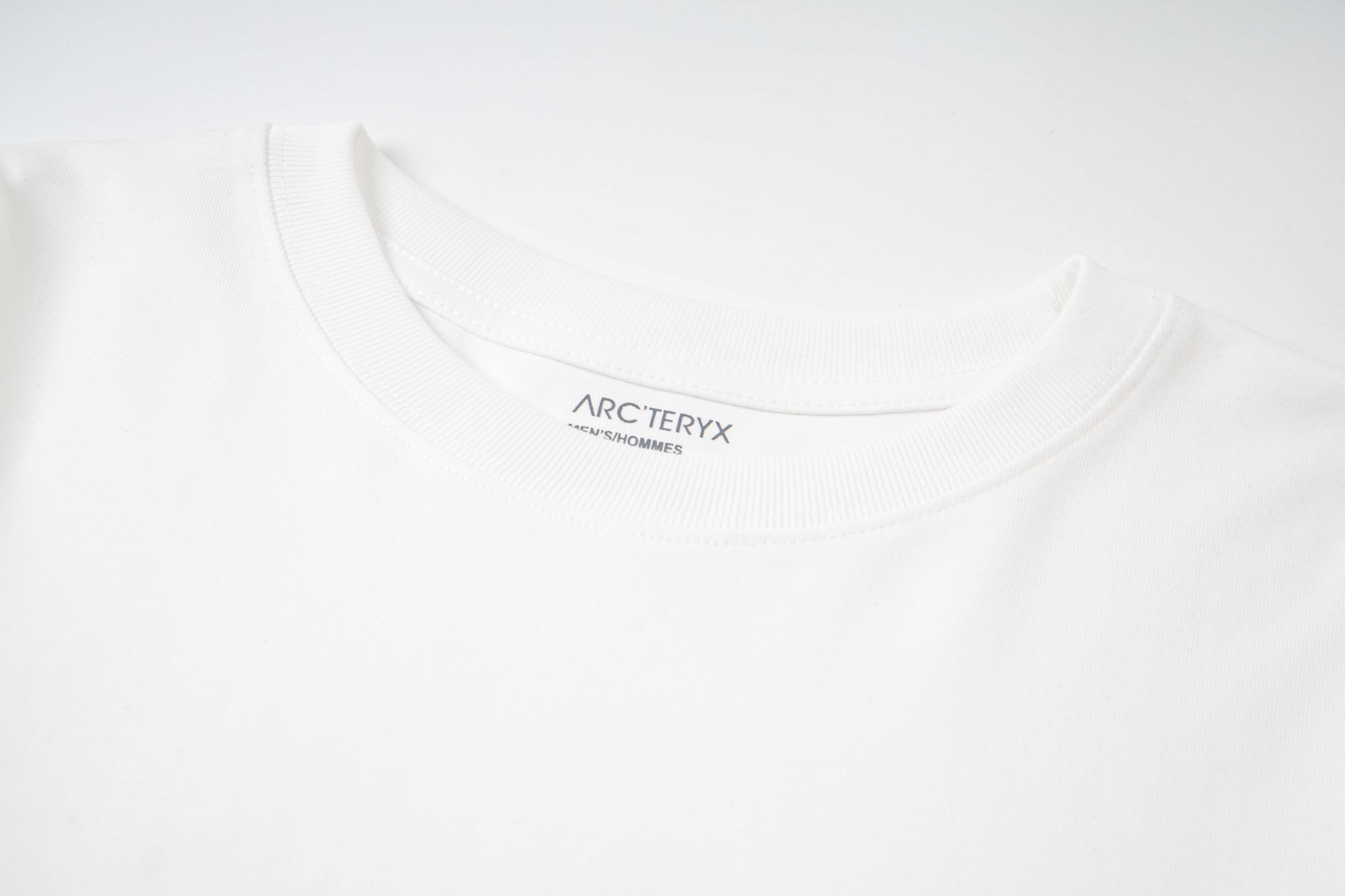 P95 ARC'TERYX 始祖鸟 25款高版本长袖 面料采用300克高密度纯棉 不变形 不缩水 三标齐全 男女同款
工艺：数码印花
颜色：白色 黑色
SIZE：XS-L