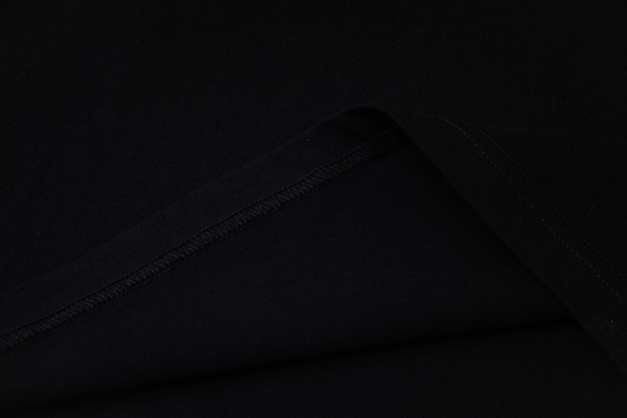 P95 ARC'TERYX 始祖鸟 25款高版本长袖 面料采用300克高密度纯棉 不变形 不缩水 三标齐全 男女同款
工艺：数码印花
颜色：白色 黑色
SIZE：XS-L