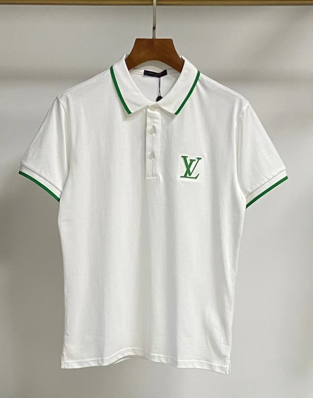 Louis Vuitton/路易威登 学院风浮雕拼色短袖POLO杉白色-Chinese UA Cheap High Quatity Brand Clothes Bags handbags Sneakers wholesale wholesaler seller from China Factory suppliers Fashion Clothing Shoes best Quality Beautiful Price Louis Vuitton/路易威登 学院风浮雕拼色短袖POLO杉白色