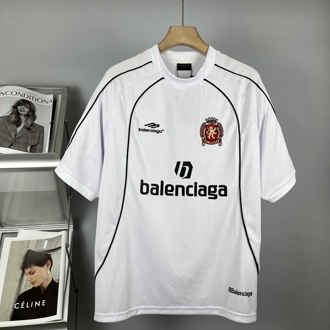 Balenciaga 上新 -BALENCIAGA-巴黎世家新款10号曼联球衣短袖T恤 日本田岛绣花机打造超昂贵立体字母万万针精工饱满跨越裁片刺绣