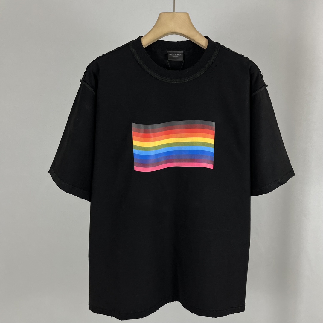Balenciaga 上新 -BALENCIAGA-巴黎世家彩虹旗帜短袖T恤 开发定织面料工艺洗水处理 高克重300克面料 质感十足 布面干净 柔软舒适