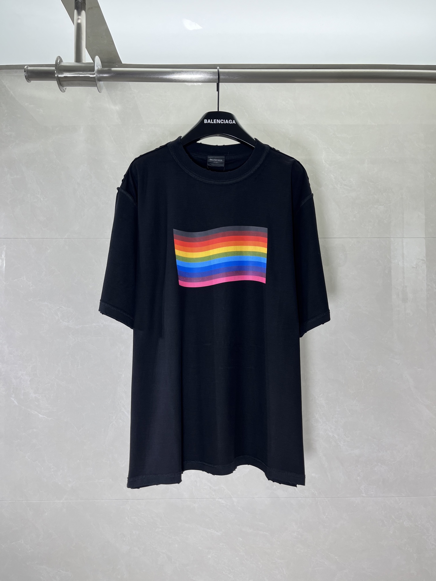 P90 versión superior - BALENCIAGA - Camiseta de manga corta con bandera arcoíris. Desarrollo original, tejido personali…