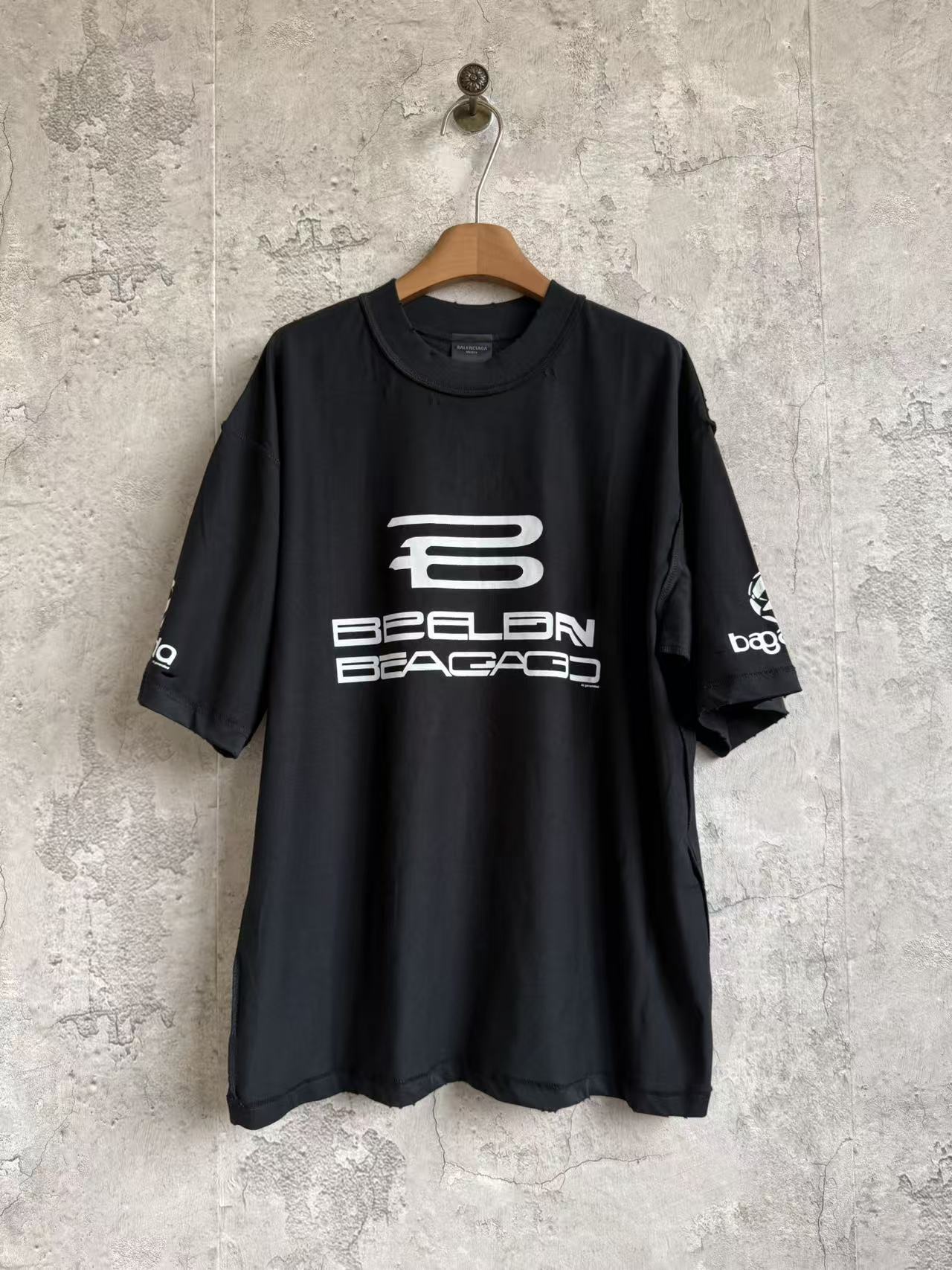 P90 Mangas cortas con letras generadas por IA Color: negro Talla: xs-l