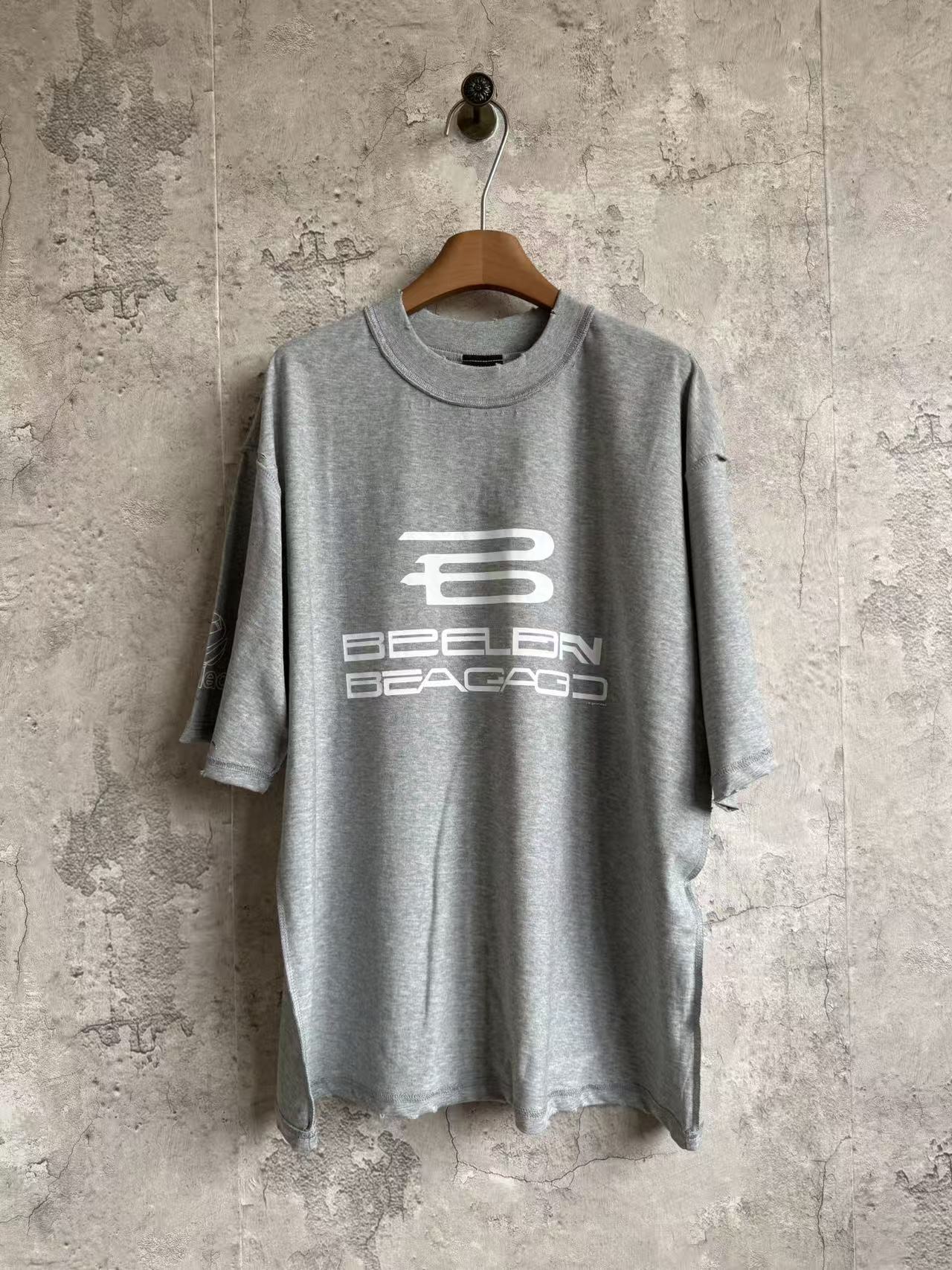 P90 Letra generada por IA mangas cortas Color: gris floral Talla: xs-l