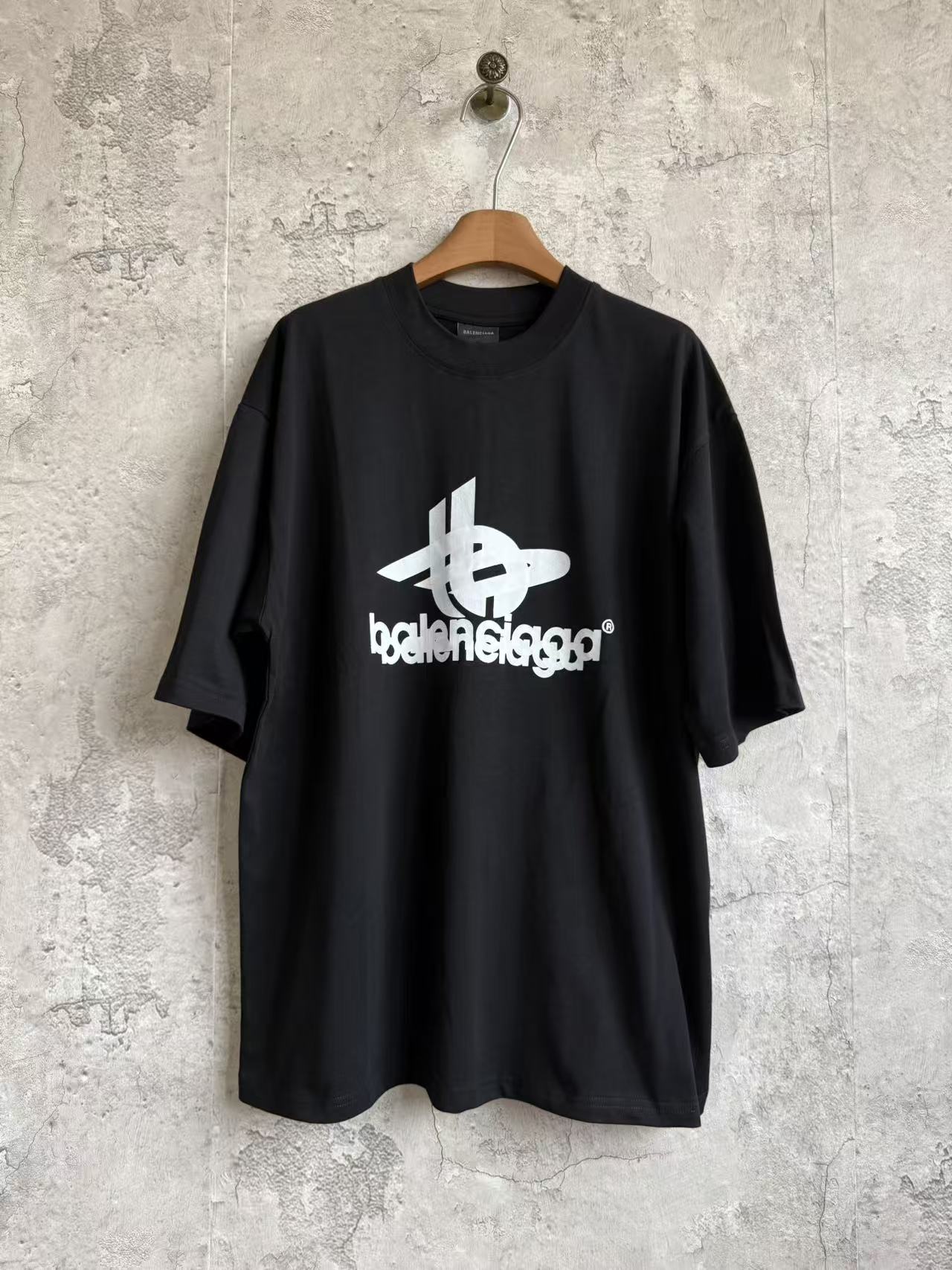 P85 mangas cortas estampadas en la parte delantera y trasera Color: Negro Talla: Xs-L