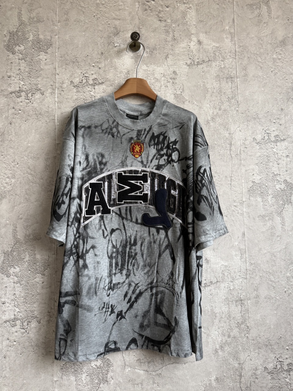 Camiseta de manga corta con bordado integral pintada a mano y sucia con spray de cemento de marca compartida Manchester…