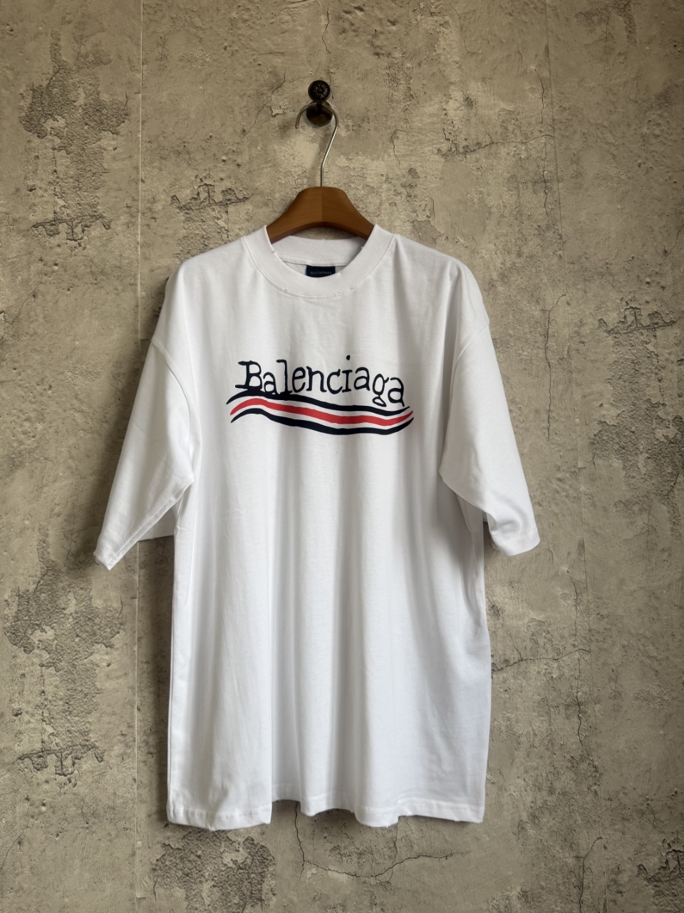 Logo ondulado delantero y trasero manga corta deshilachada P85 Color: Blanco Talla: Xs-L